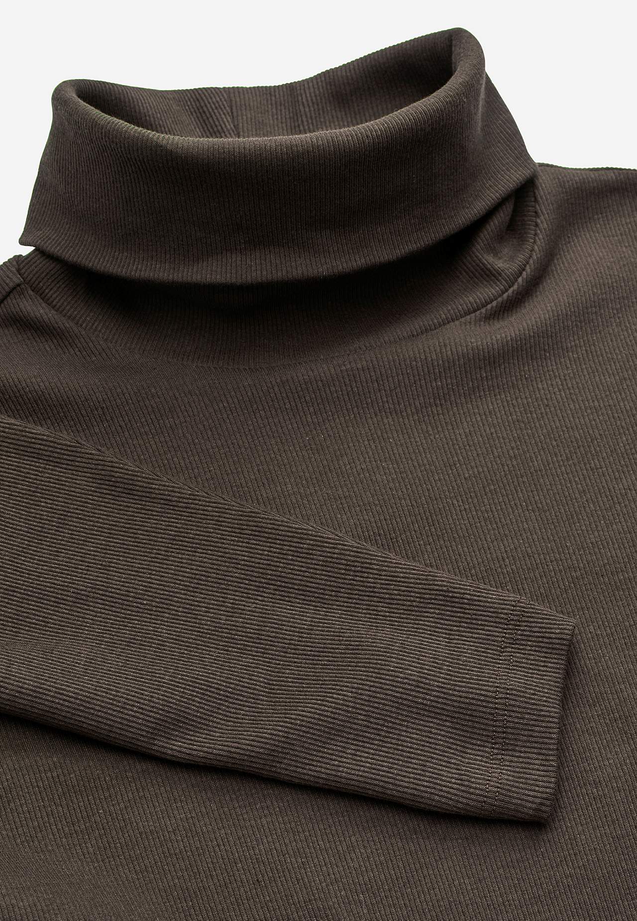 Gerippter Rollkragenpullover aus organischer Baumwolle