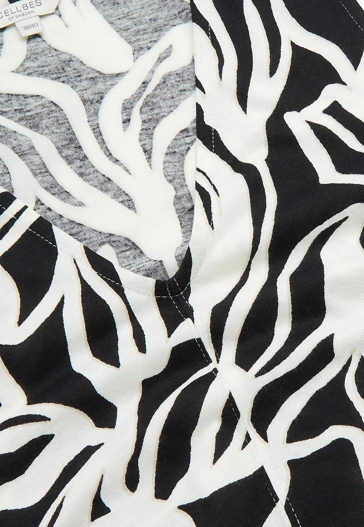 Ärmelloses Jerseykleid mit einem V-Ausschnitt