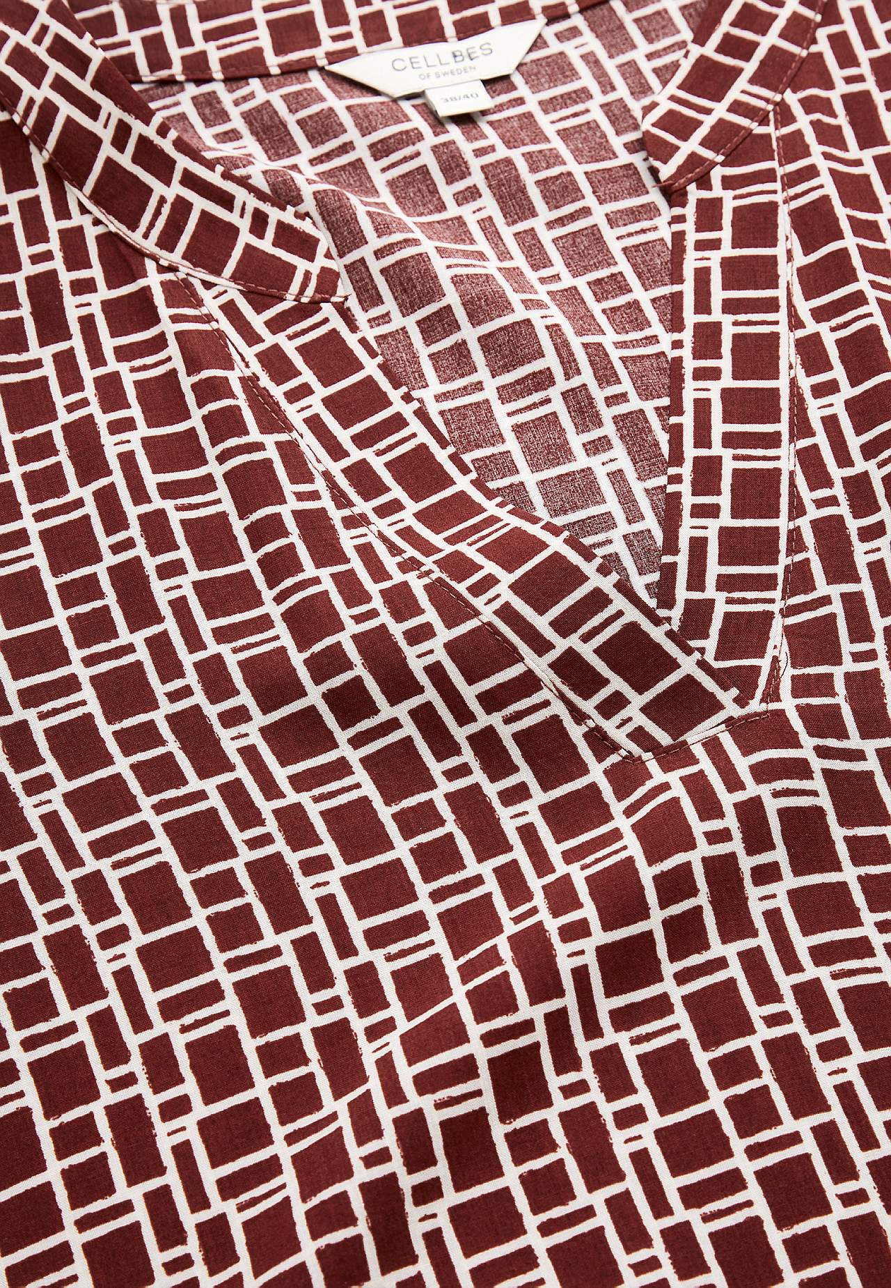 Gewebtes Kleid mit einem V-Ausschnitt