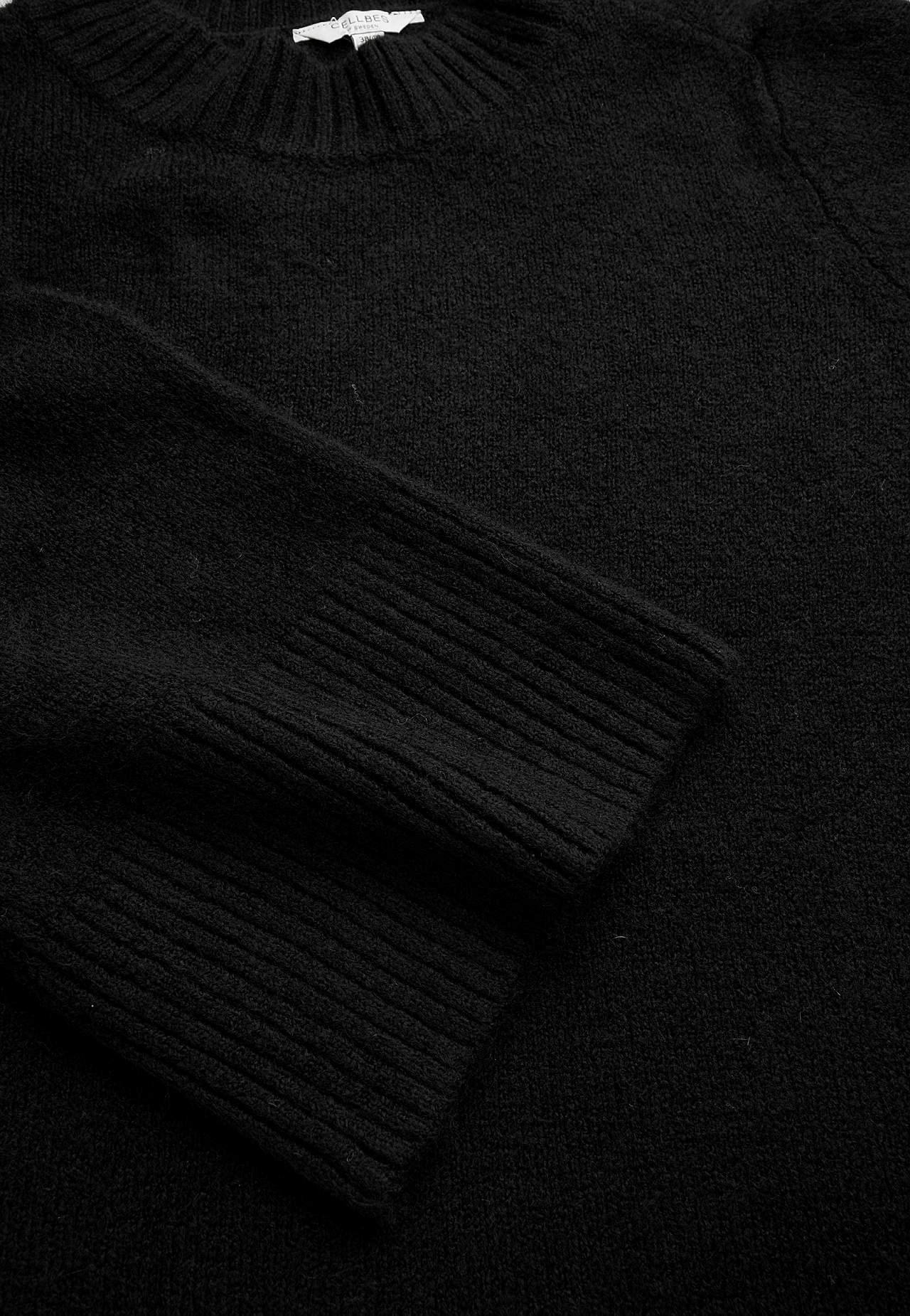 Gestricktes Kleid mit hohem Schlitz