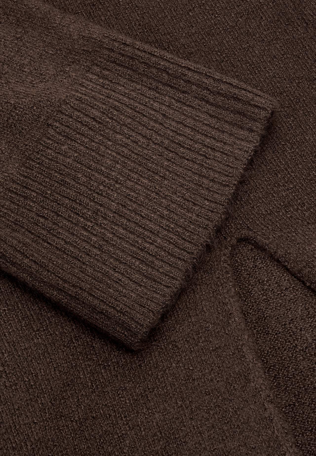 Gestricktes Kleid mit hohem Schlitz