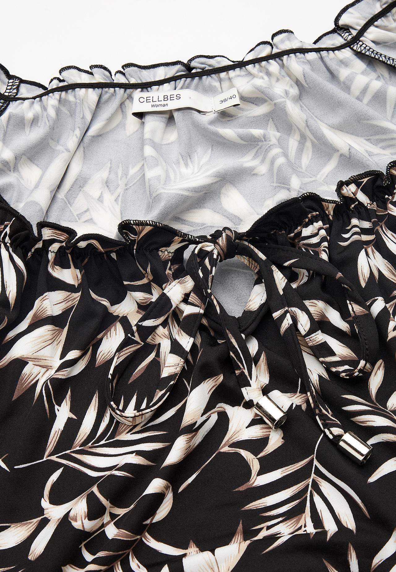 Langes, gemustertes schulterfreies Kleid