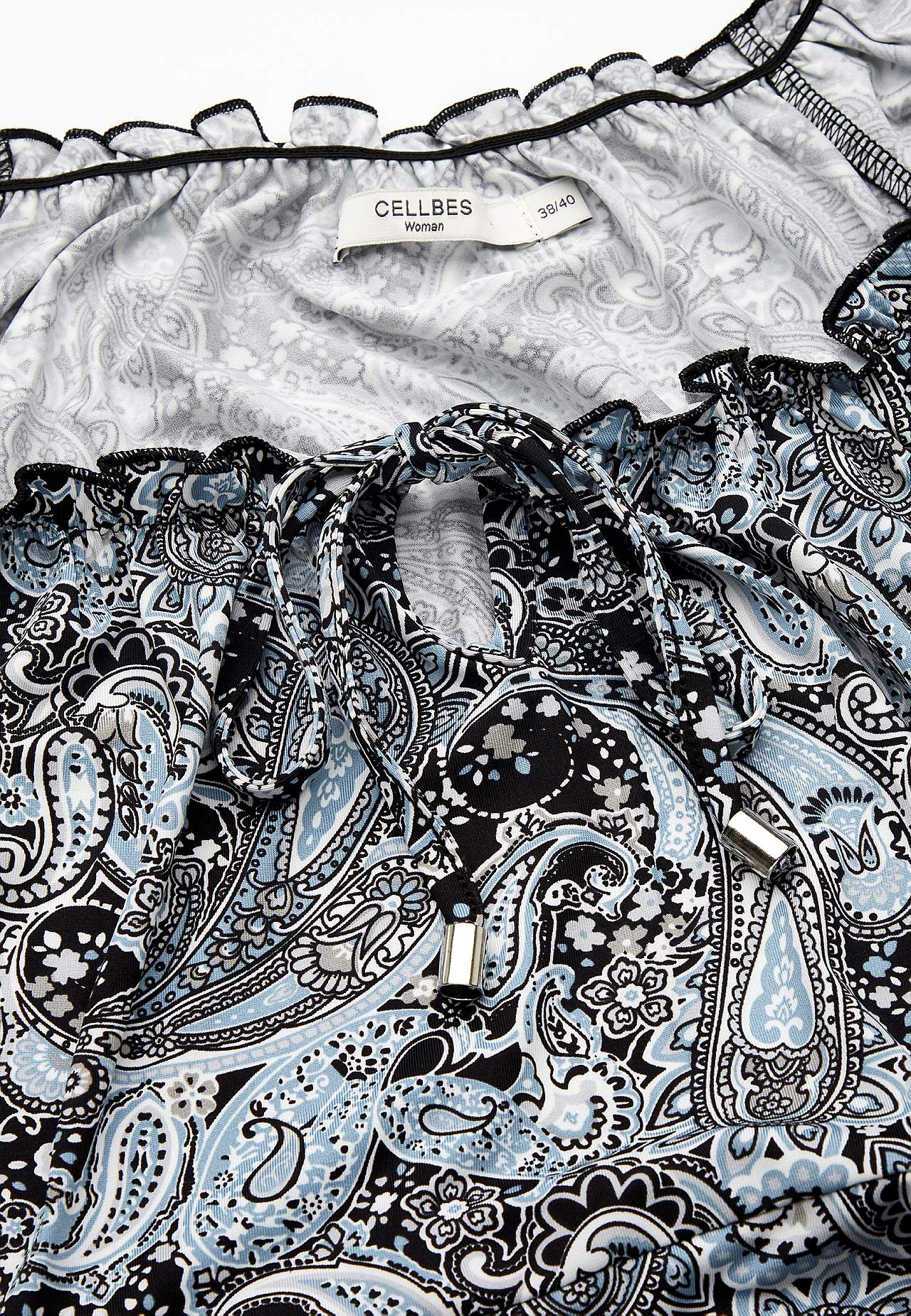 Langes, gemustertes schulterfreies Kleid
