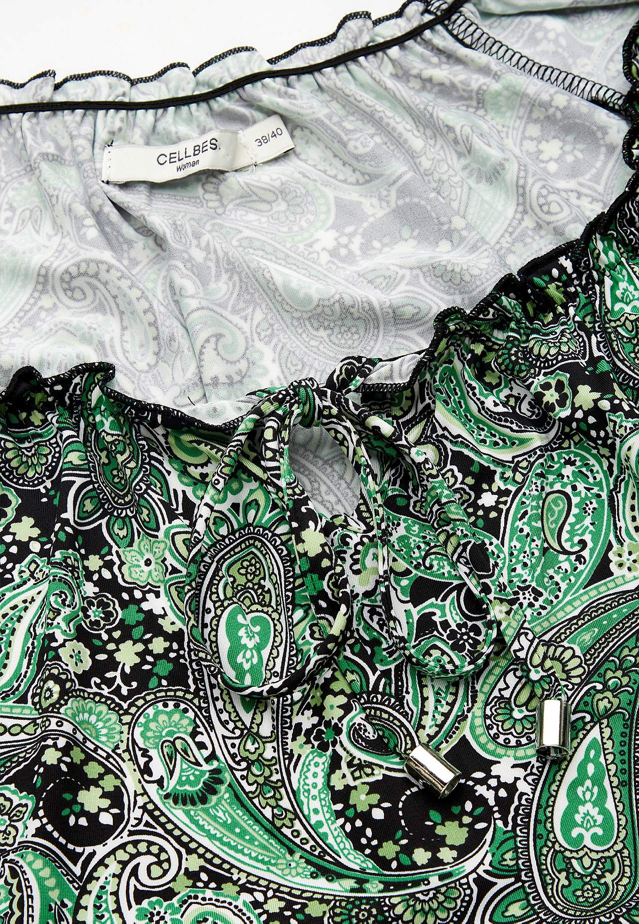 Gemustertes schulterfreies Kleid