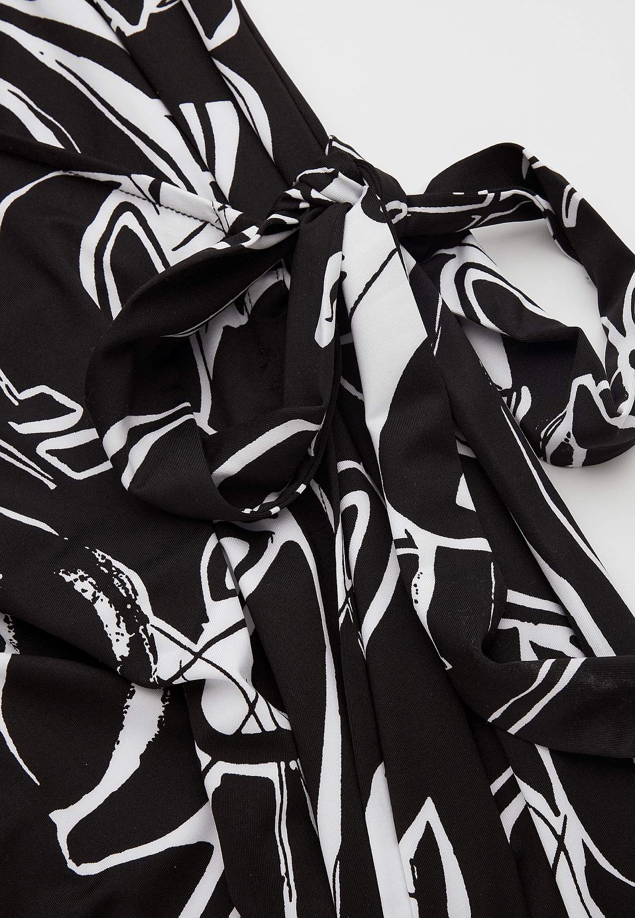 Gemustertes Front-Wickelkleid aus Jersey