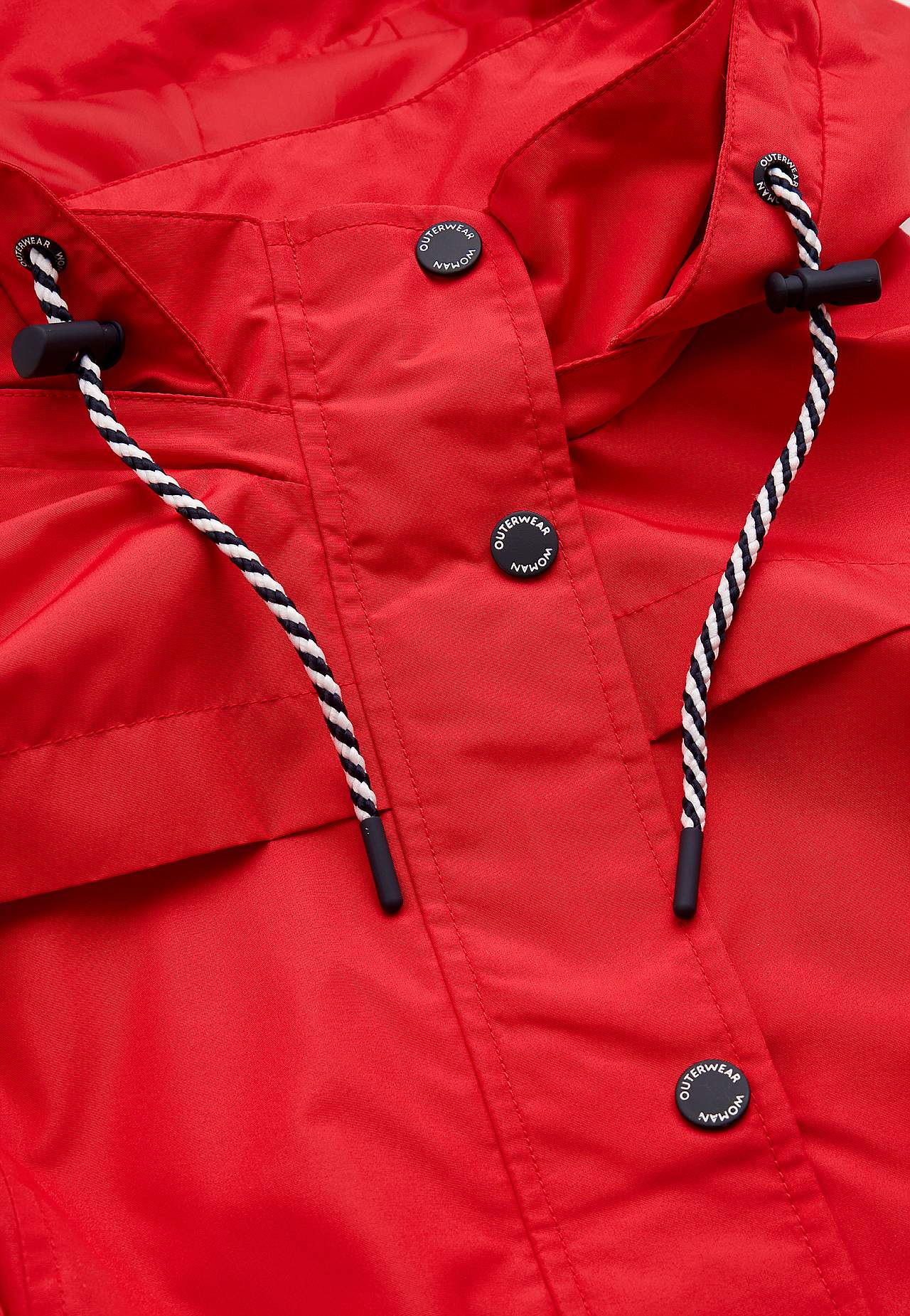 Winddichte Jacke mit Kapuze