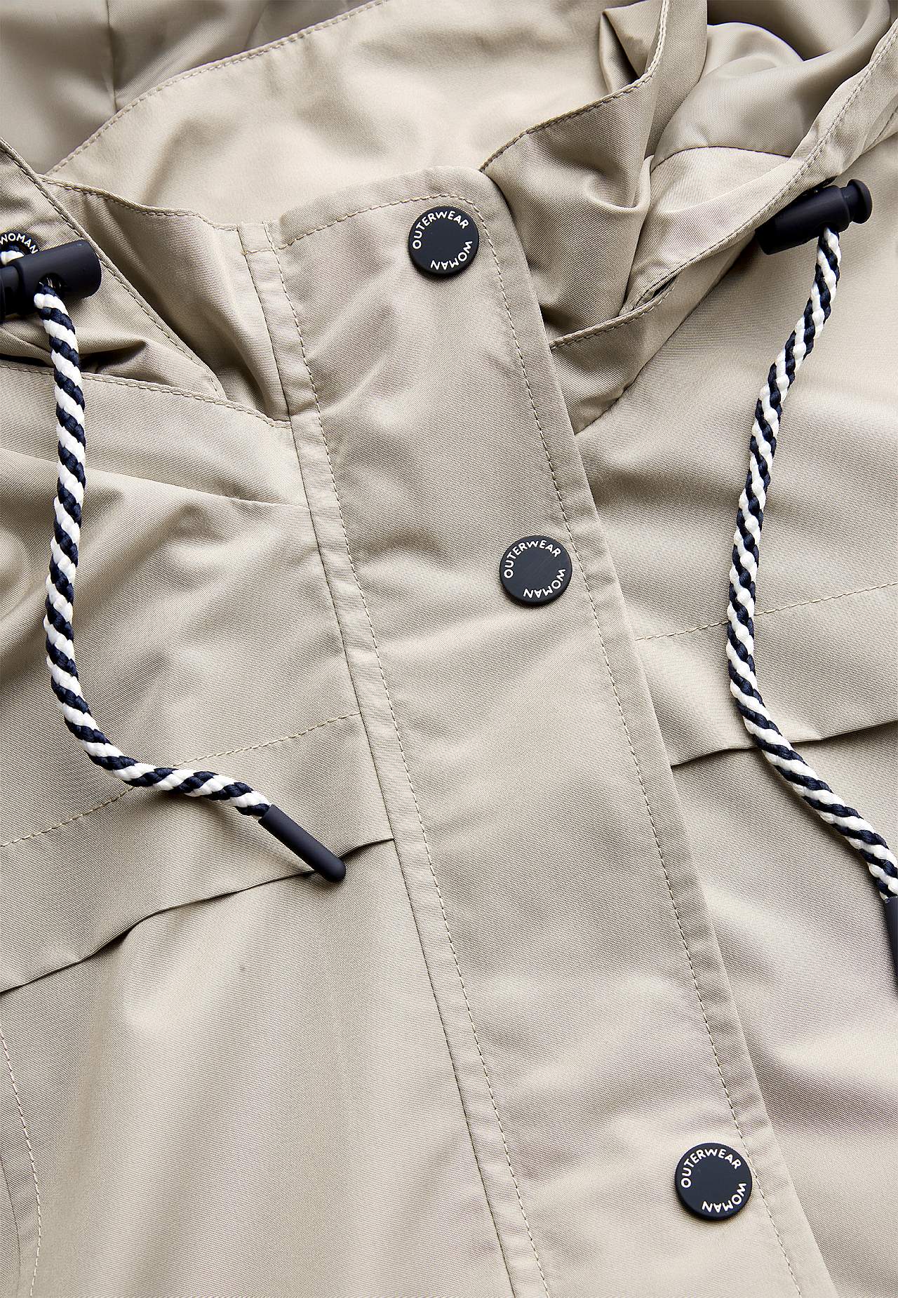 Winddichte Jacke mit Kapuze