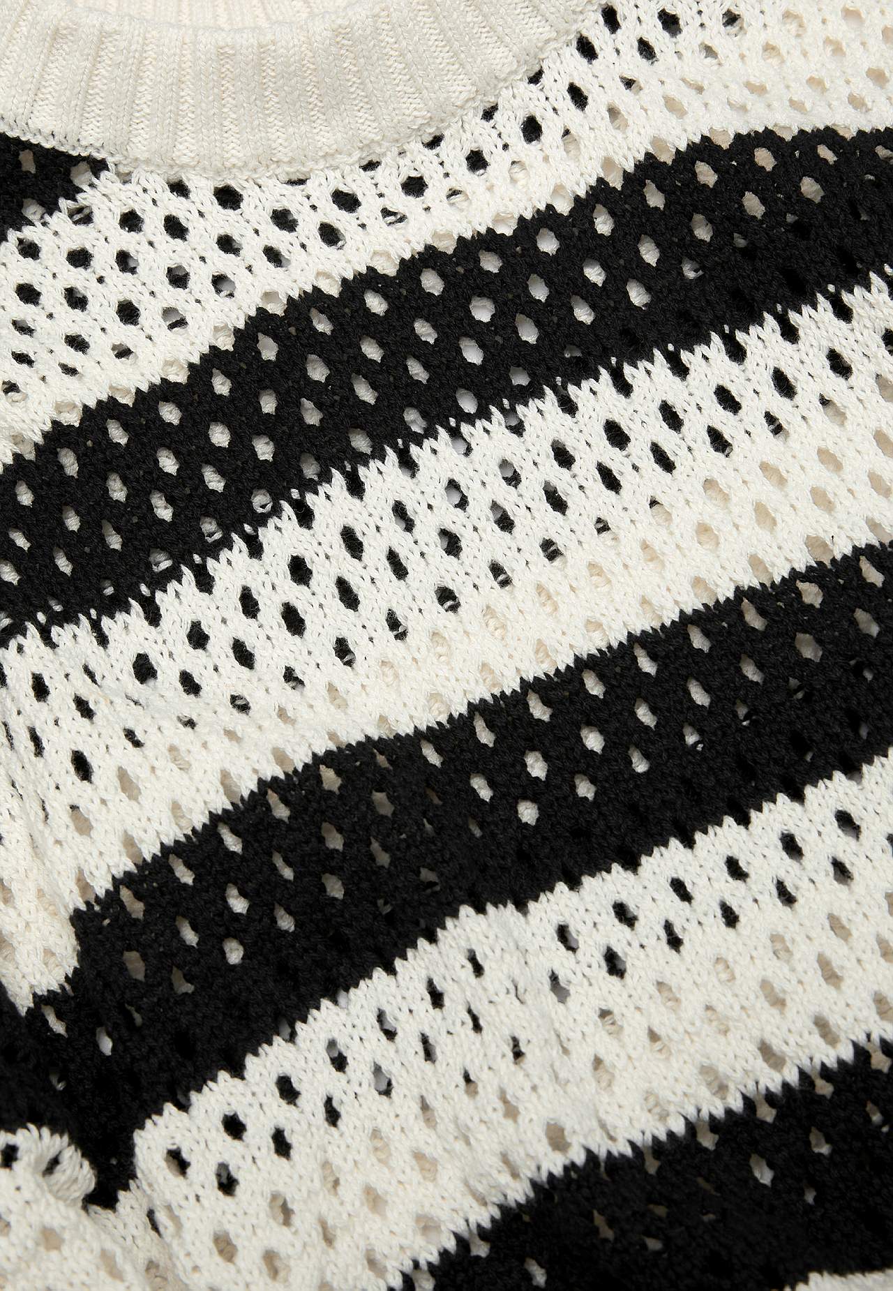 Gestreifter Pullover mit einem Strickmuster