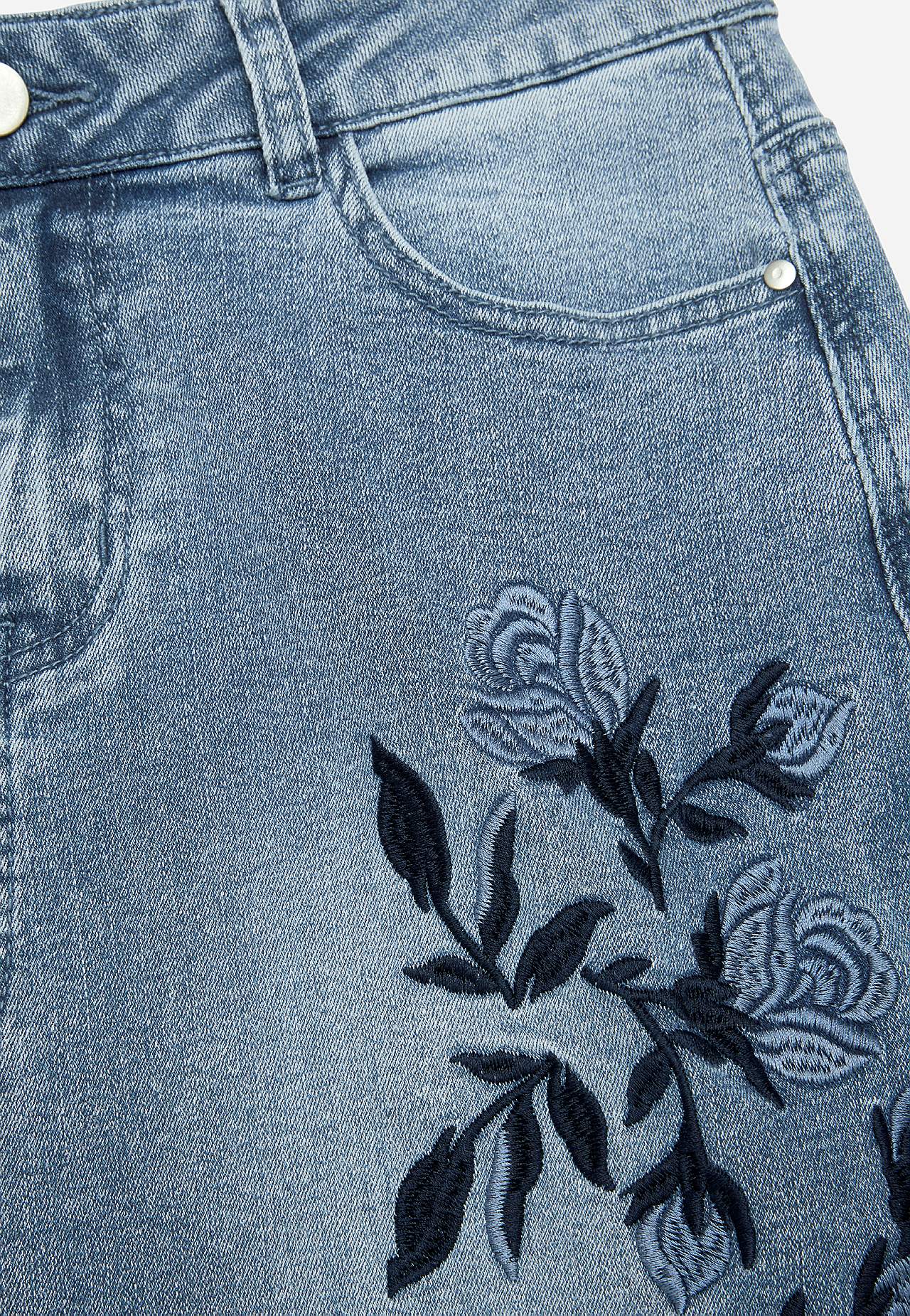 Jeansrock mit Stickereien