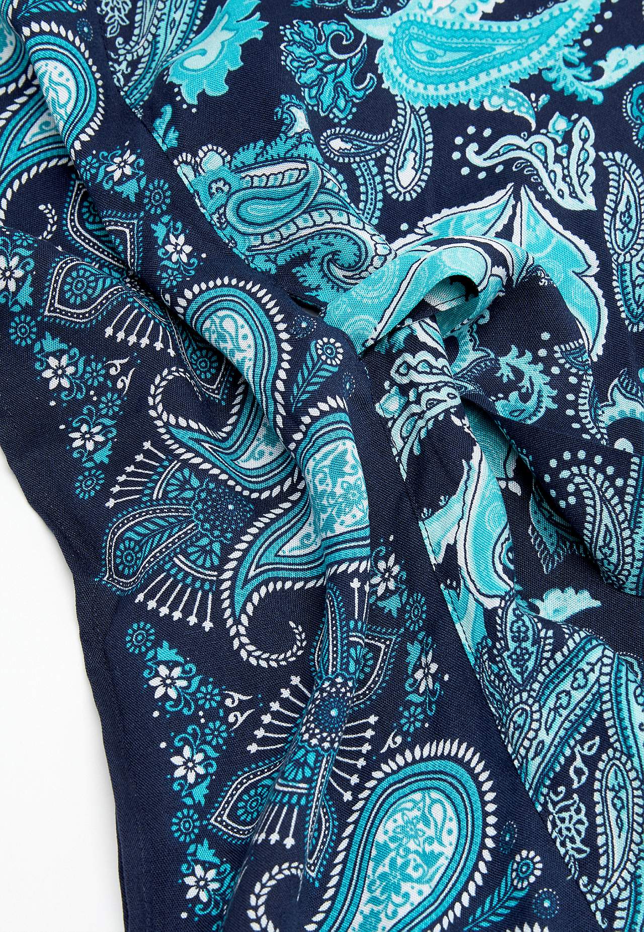 Strand-Kaftan mit Gürtelschnalle und einem Paisley-Muster