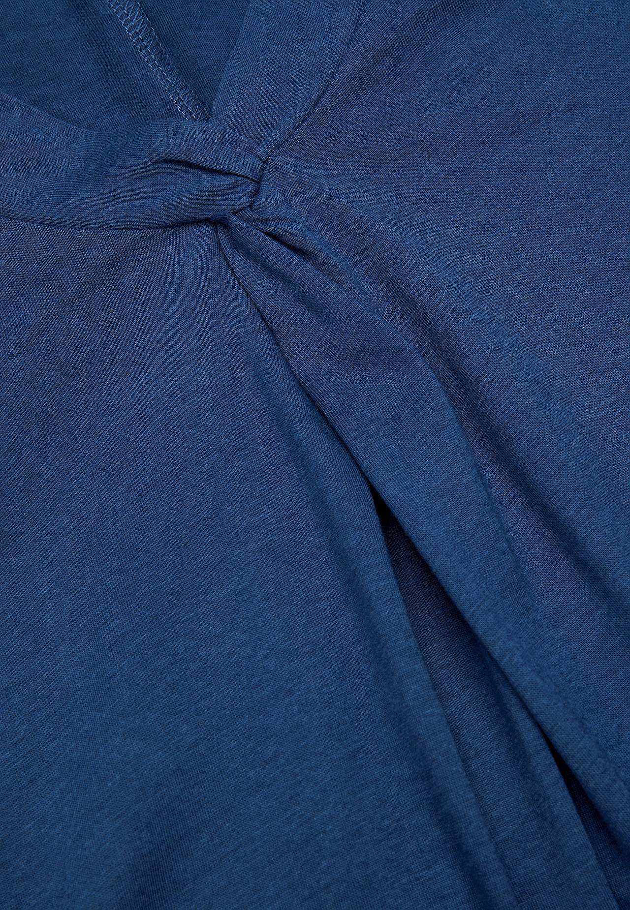 Ärmelloses Jerseykleid mit einem V-Ausschnitt