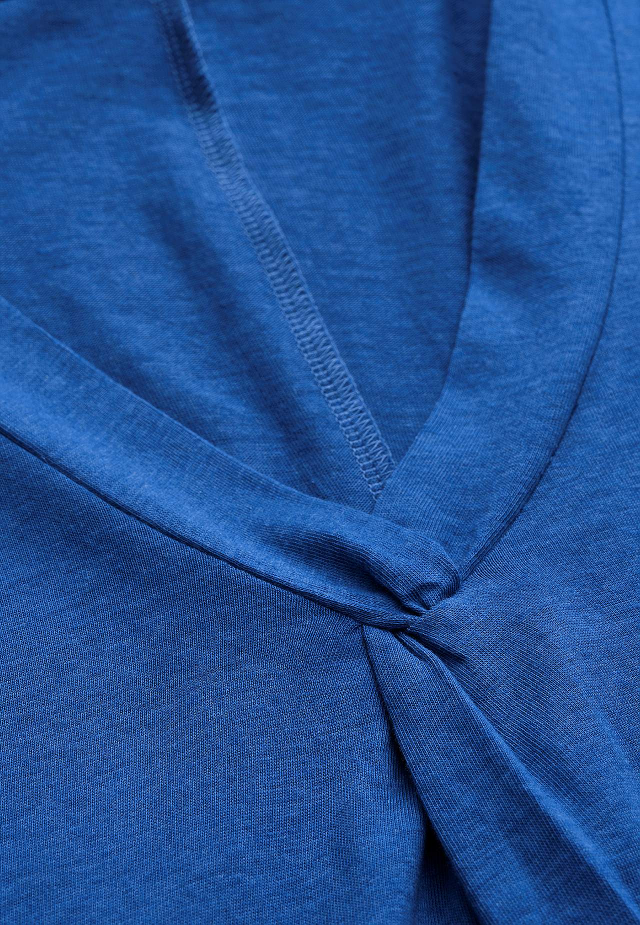 Ärmelloses Jerseykleid mit einem V-Ausschnitt