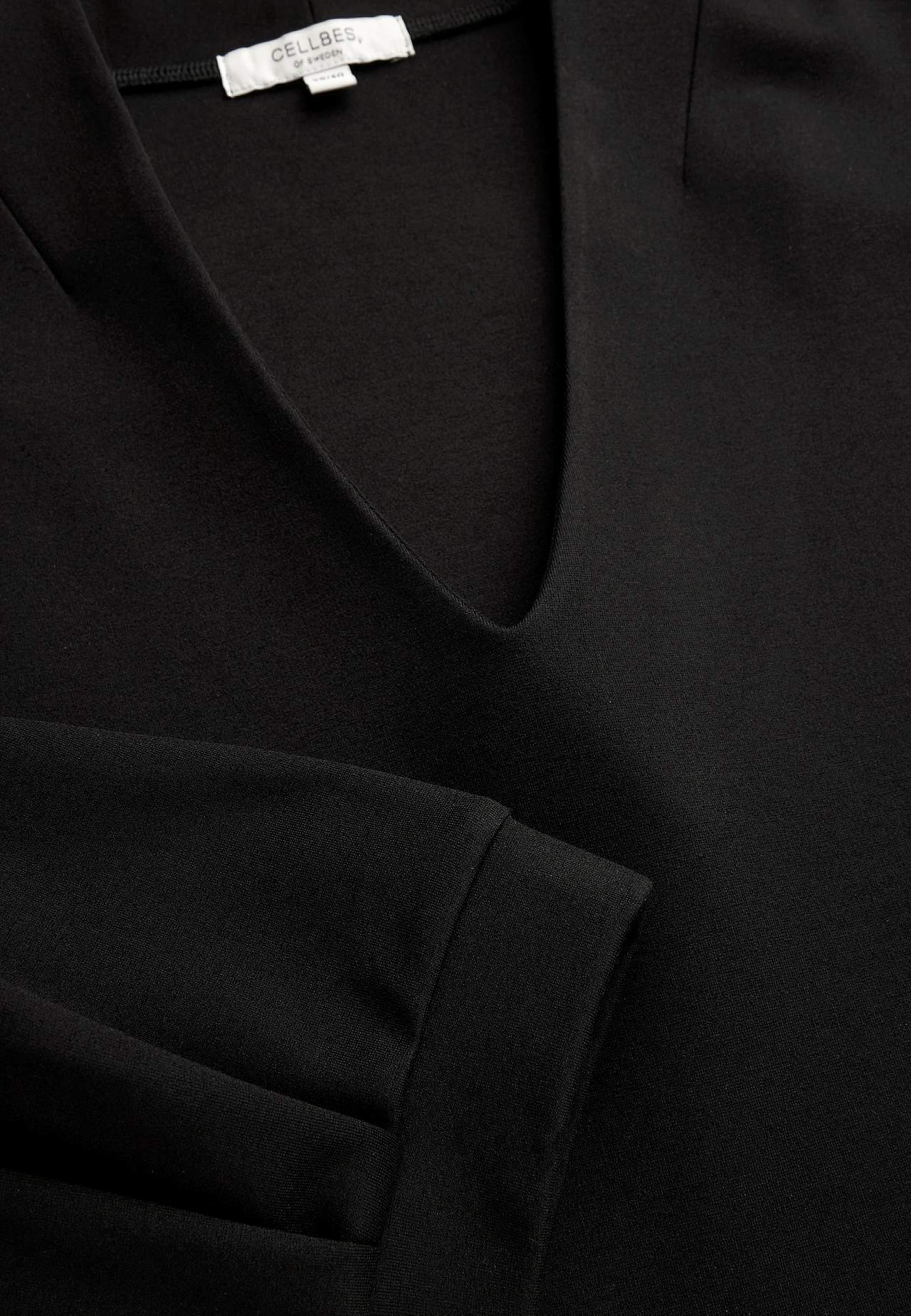 Elegantes Jerseykleid mit einem V-Ausschnitt