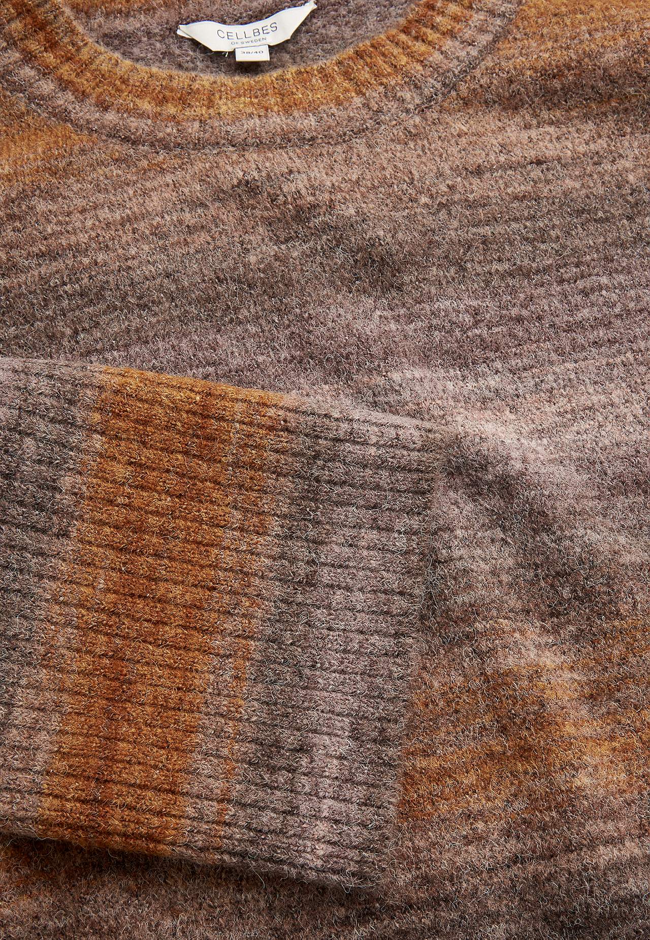 Gestrickter, mehrfarbigerer Pullover