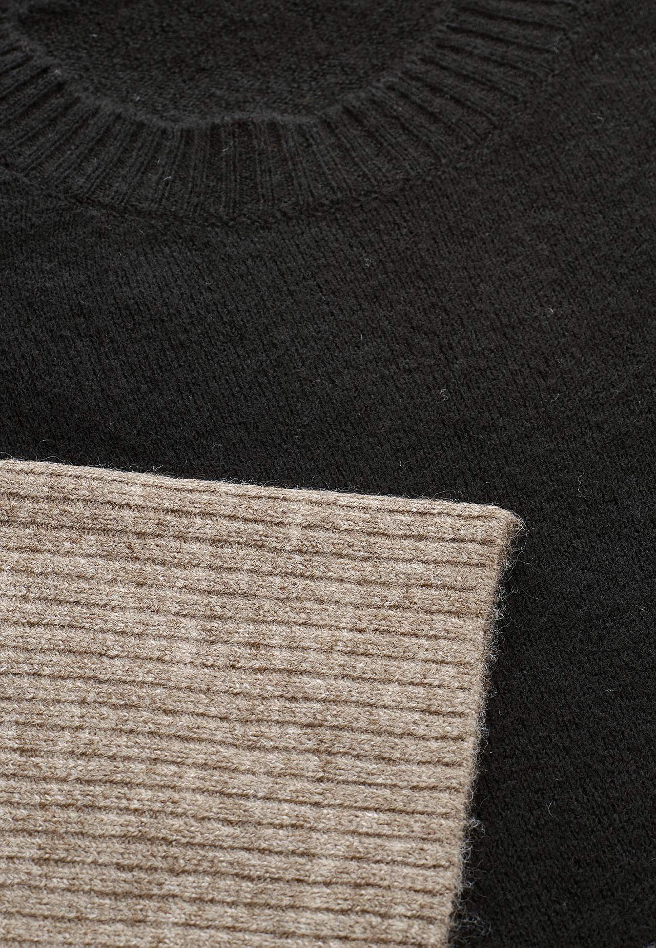 Gestrickter Pullover mit Schlitzen