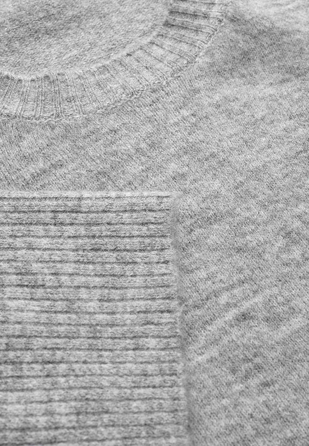 Gestrickter Pullover mit Schlitzen