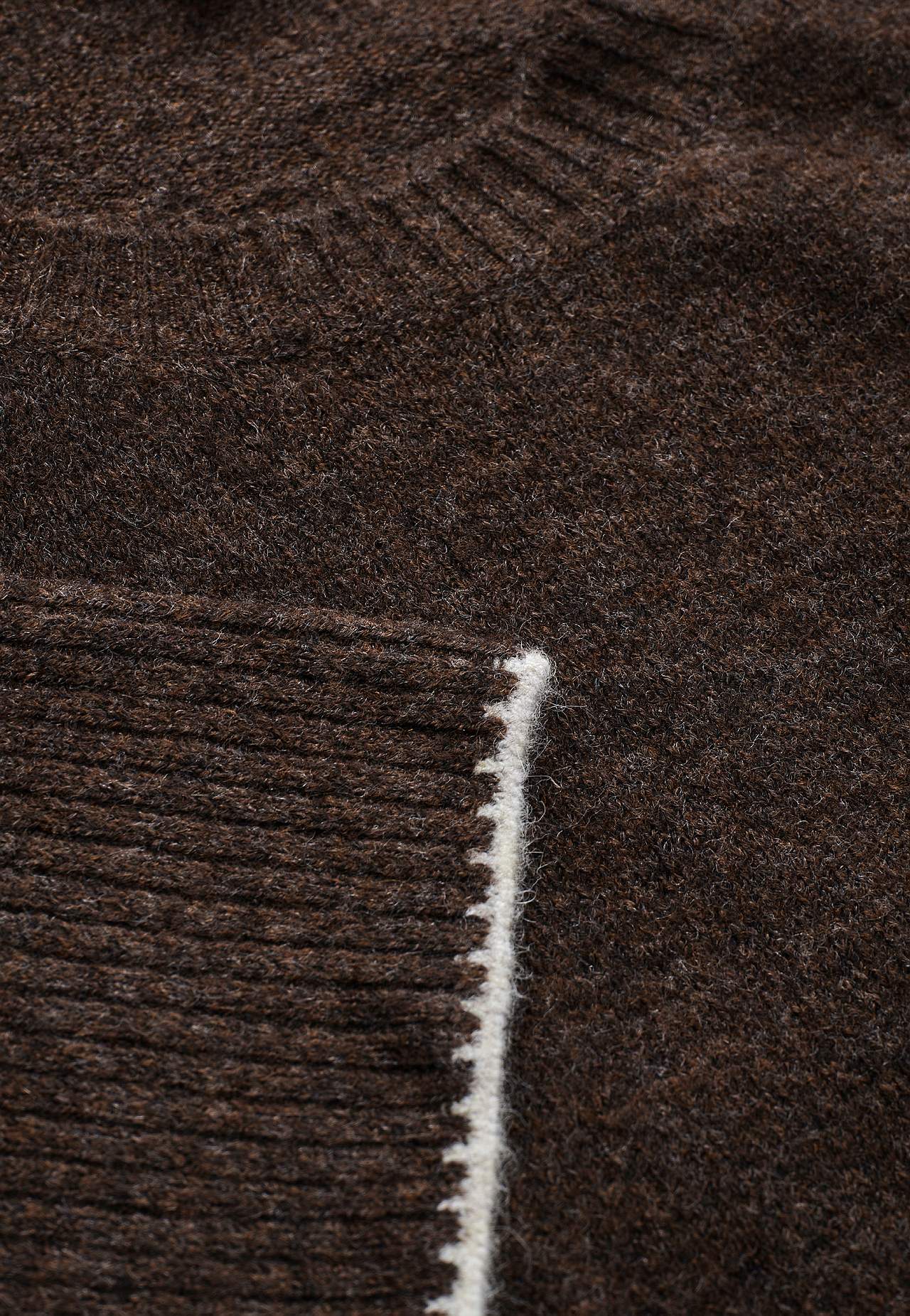 Gestrickter Pullover mit Schlitzen