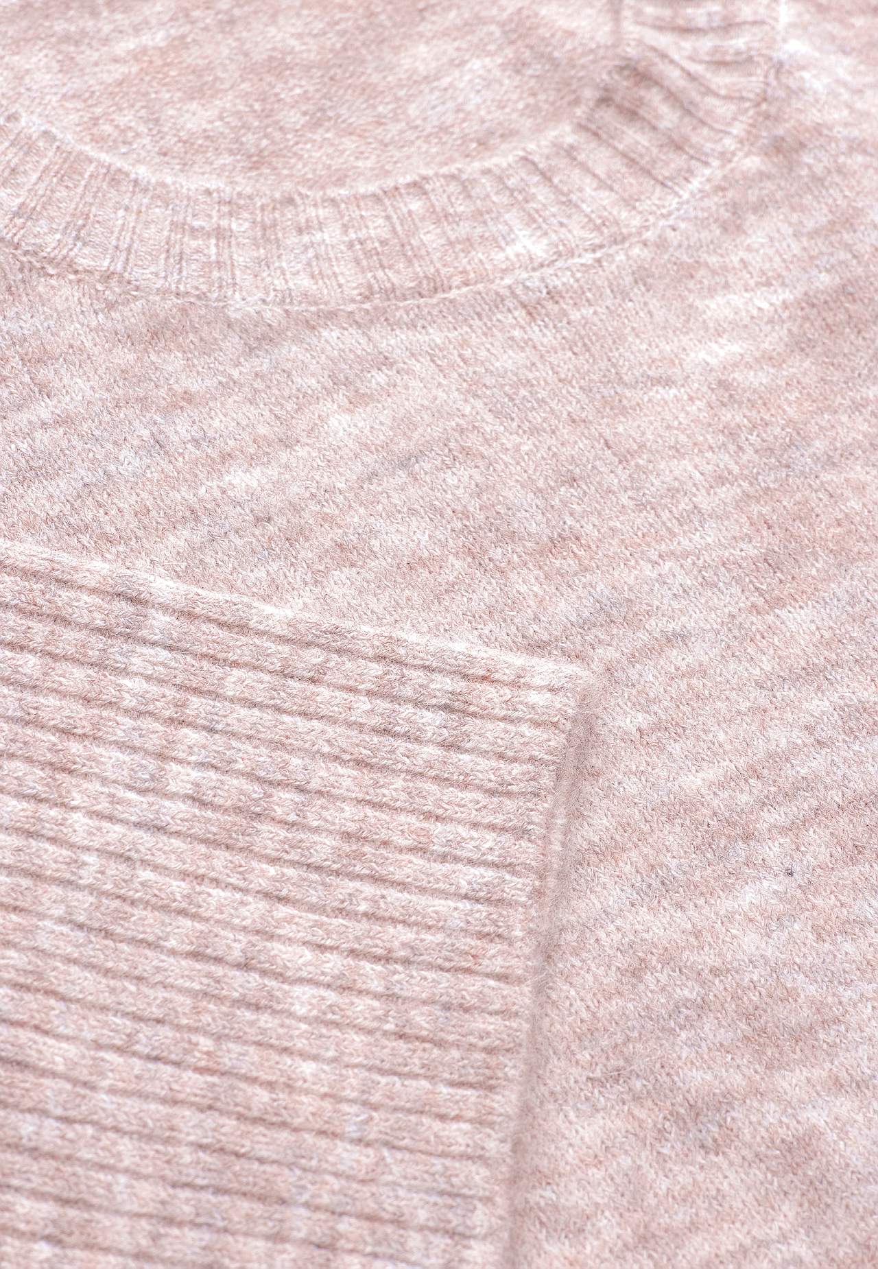 Gestrickter Pullover mit Schlitzen