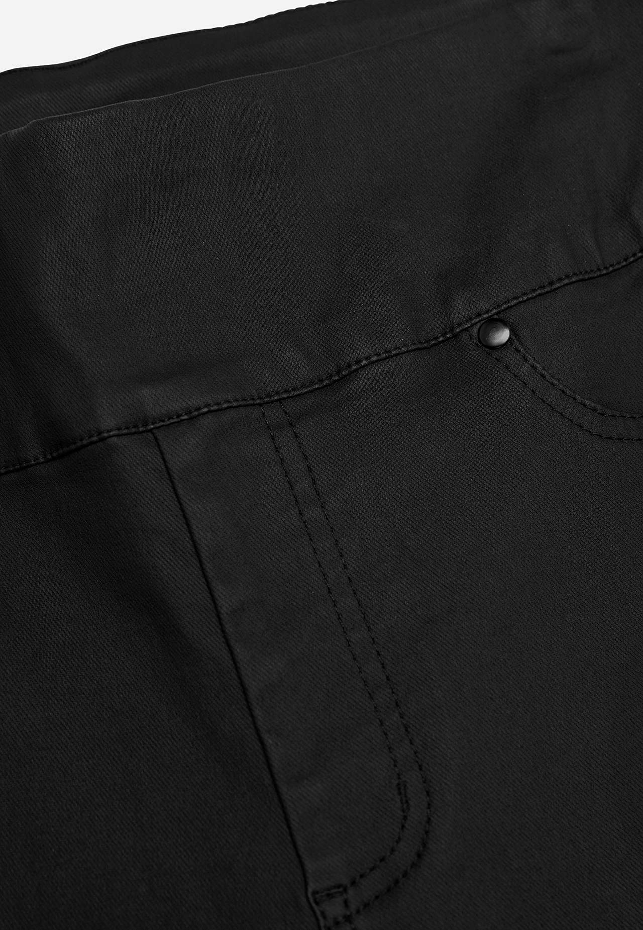 Beschichtete Jeggings mit schmalen Beinen