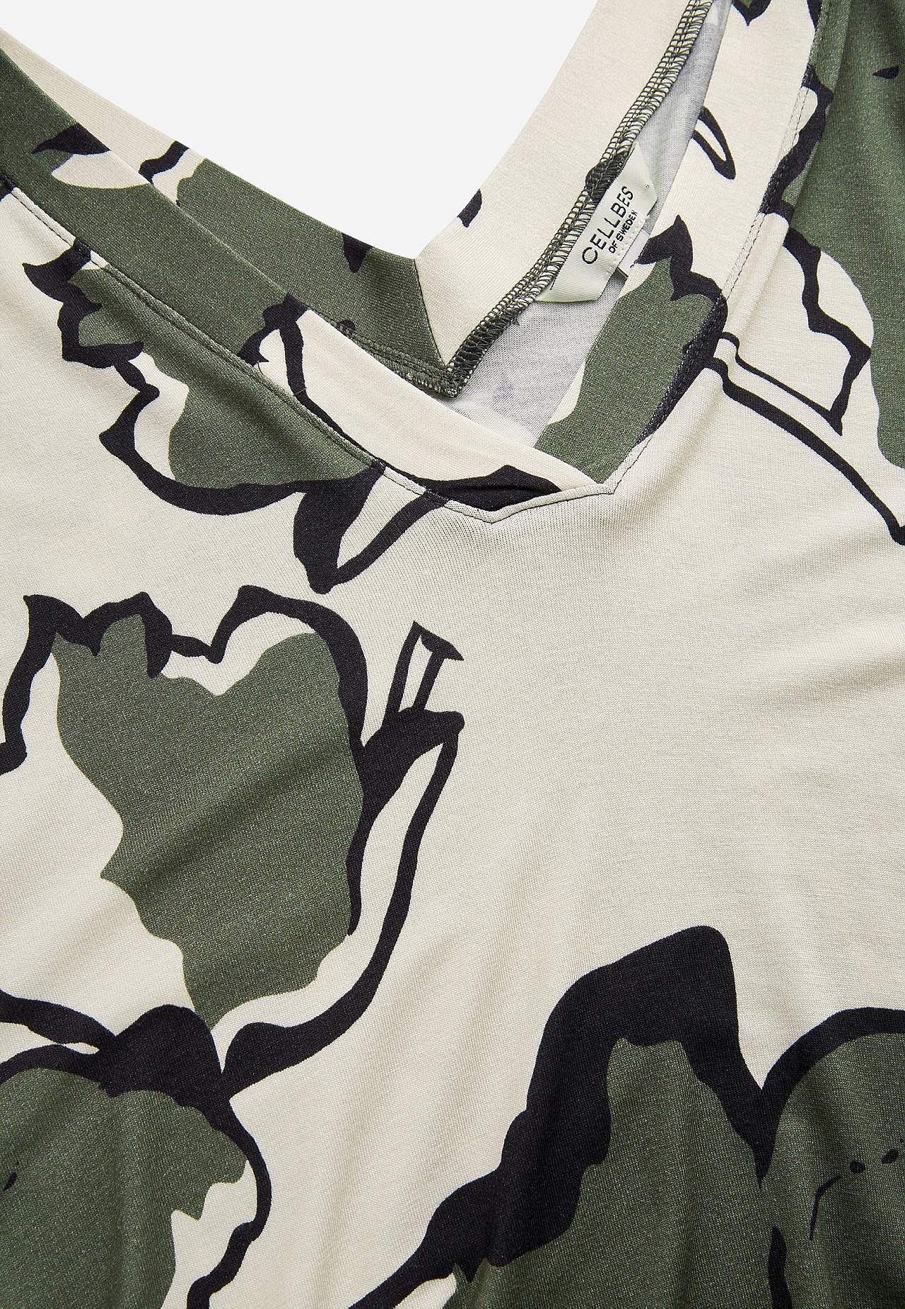 Jerseykleid mit einem V-Ausschnitt