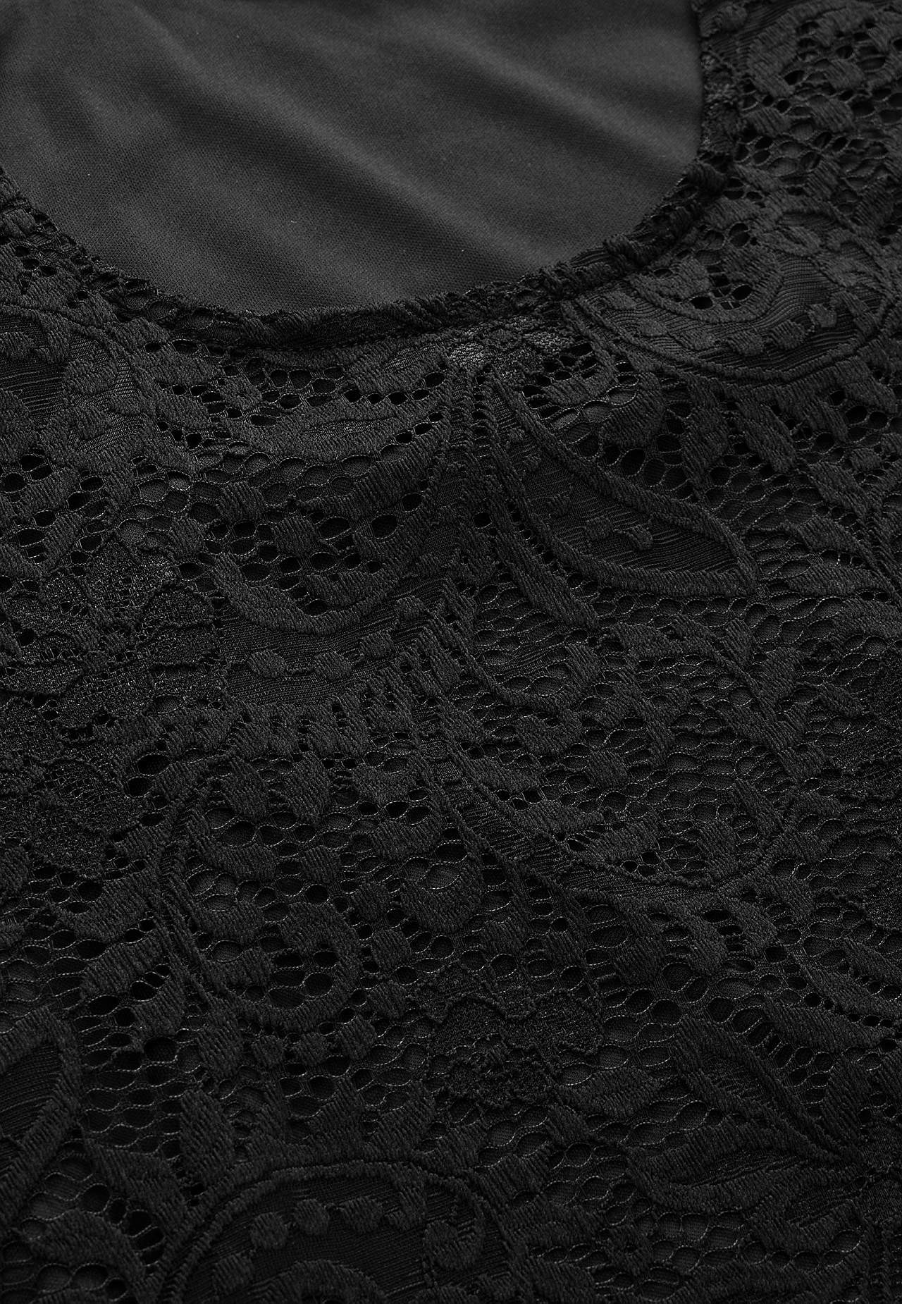 Spitzenbustier mit Trompetenärmel