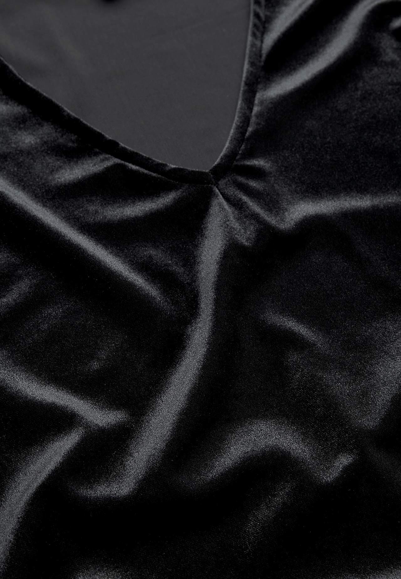 Samtkleid mit einem V-Ausschnitt