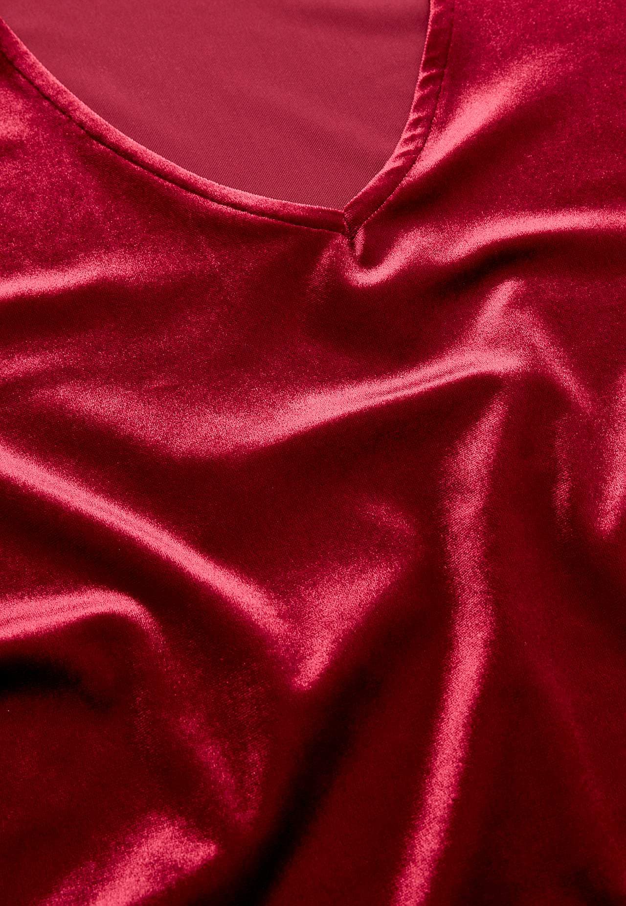 Samtkleid mit einem V-Ausschnitt