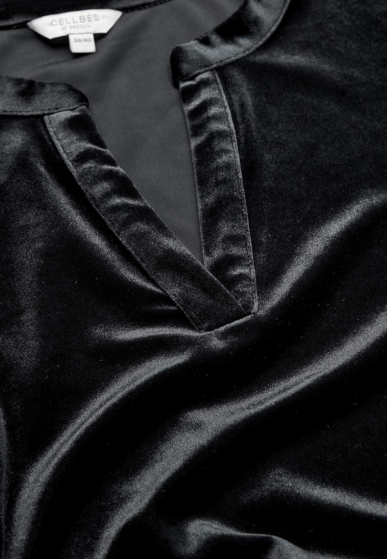 Samtkleid mit Rüschenrock
