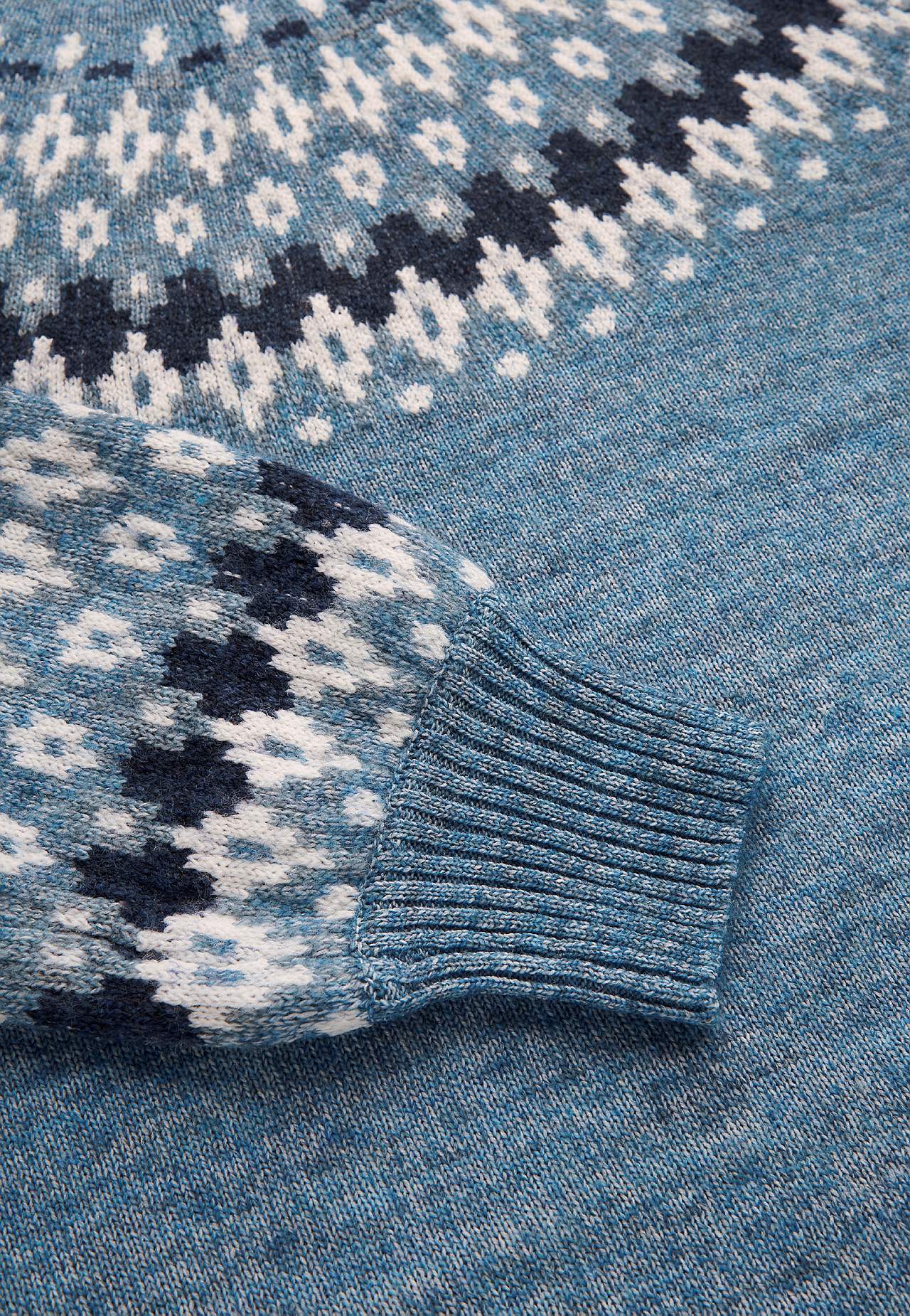 Gestrickter, jacquardgemusterter Pullover