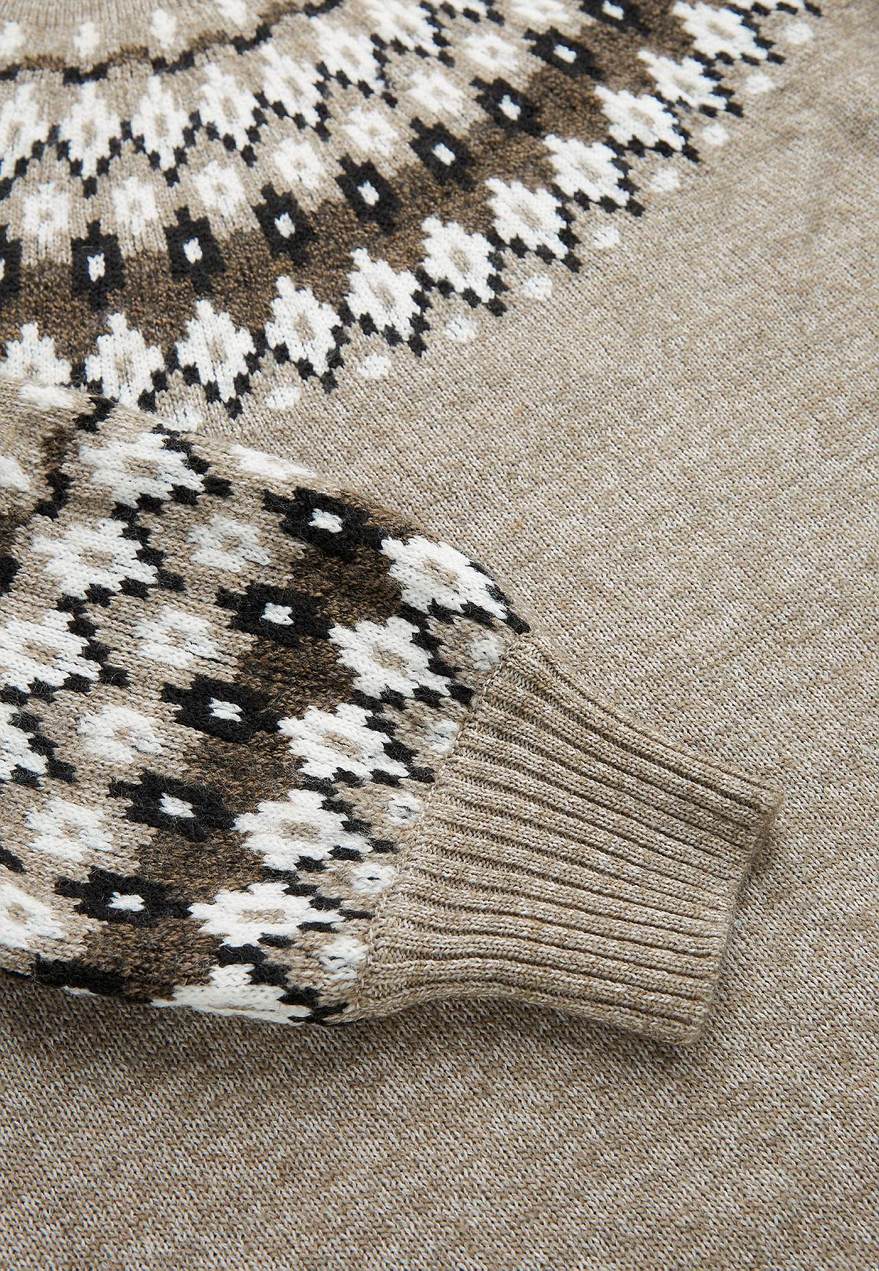 Gestrickter, jacquardgemusterter Pullover