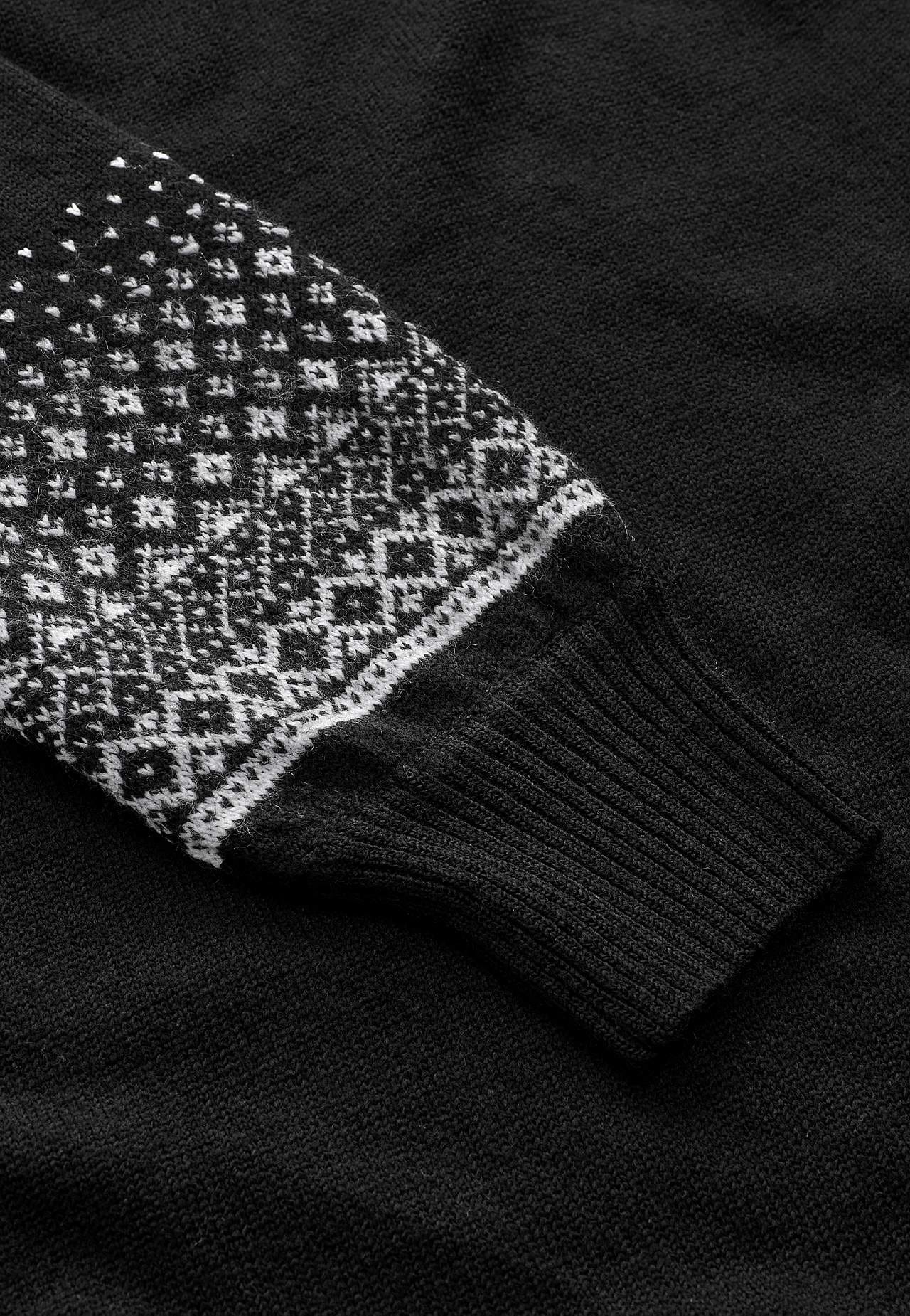 Gestricktes Kleid mit jacquardgemusterten Ärmeln