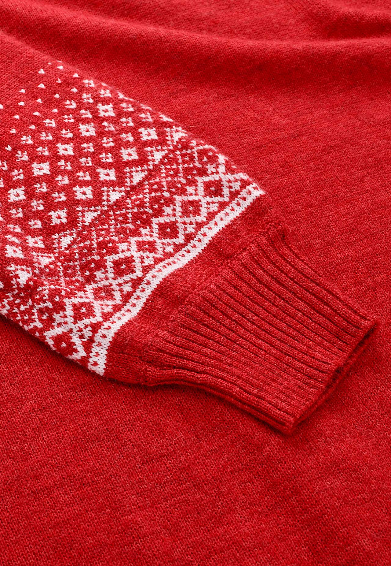 Gestricktes Kleid mit jacquardgemusterten Ärmeln