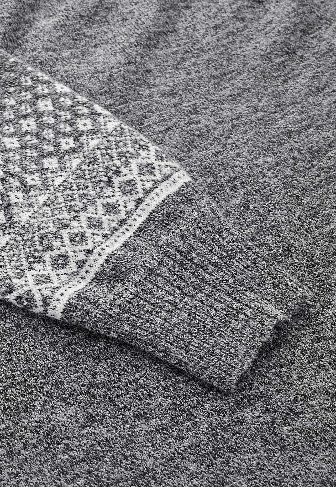 Gestricktes Kleid mit jacquardgemusterten Ärmeln