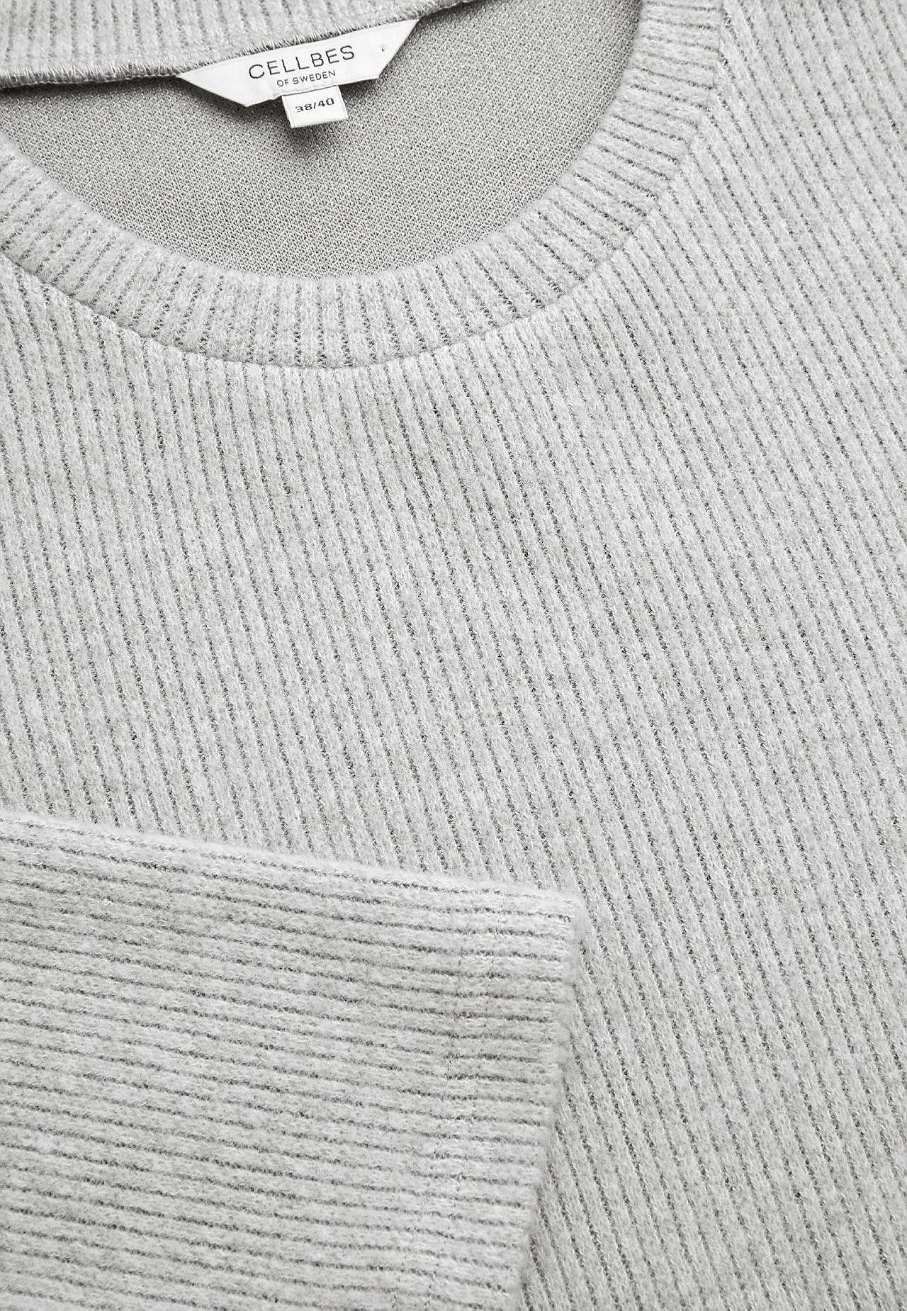 Super weicher Pullover mit Schlitzen