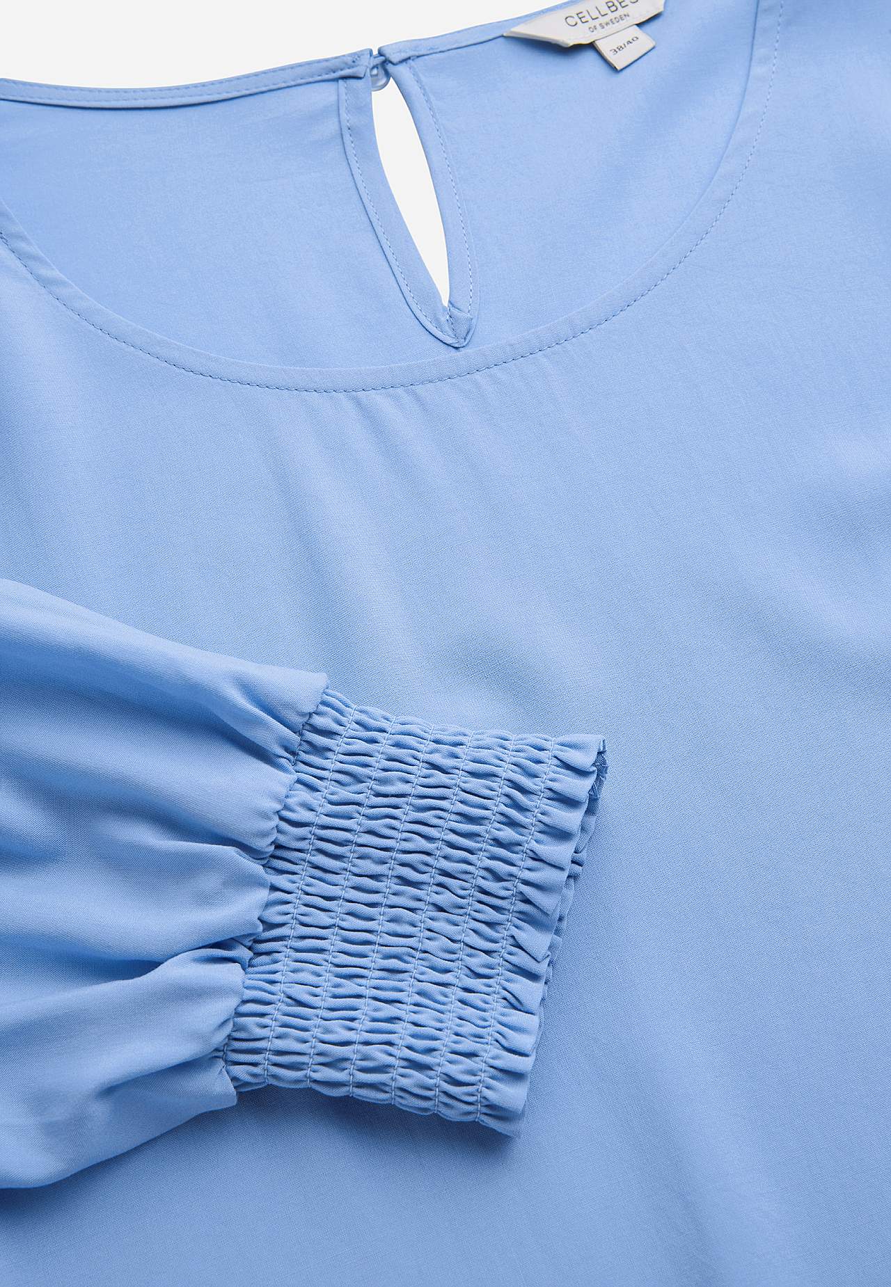 Bluse mit Smokarbeit an den Manschetten