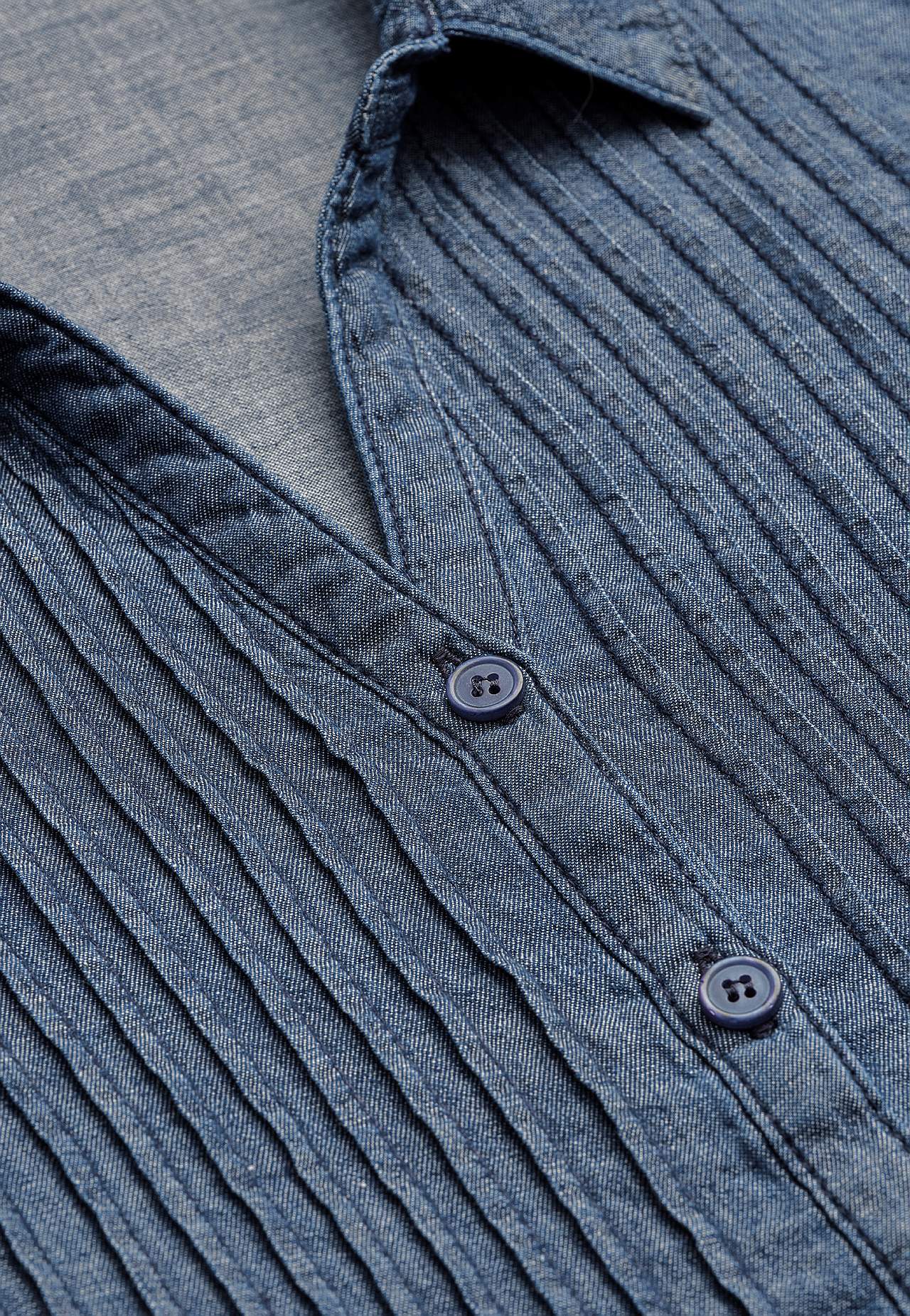 Jeansbluse mit genähten Falten