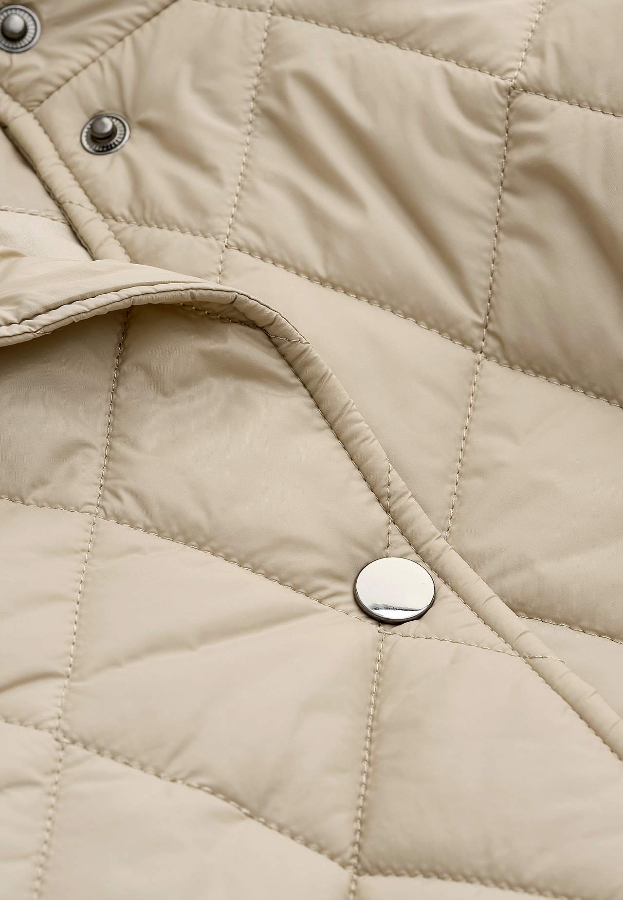 Gesteppte Jacke mit Druckknöpfen