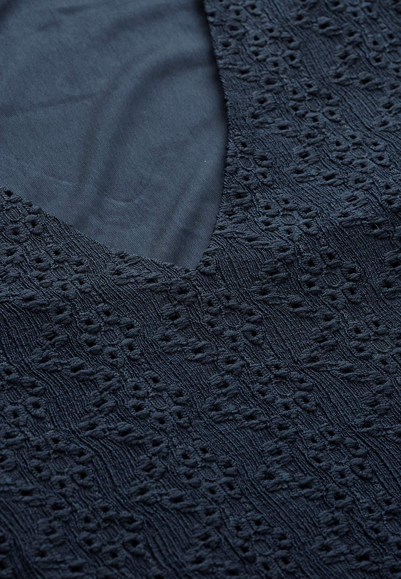 Jerseykleid mit Lochstickerei