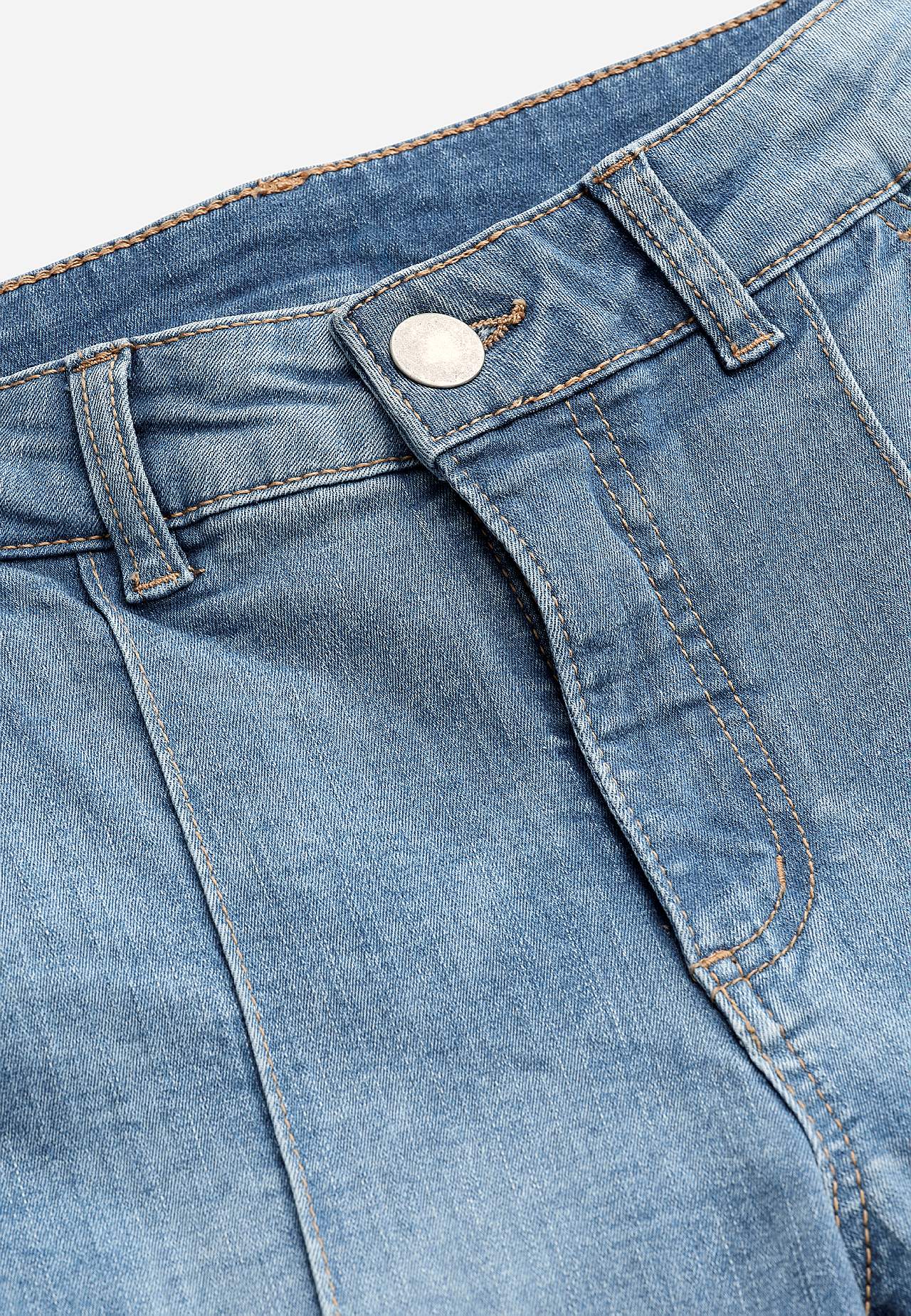 Elastische Cropped Jeans mit genähter Knitterfalte