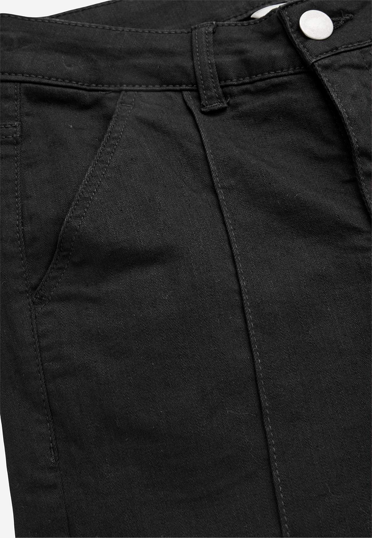 Elastische Cropped Jeans mit genähter Knitterfalte