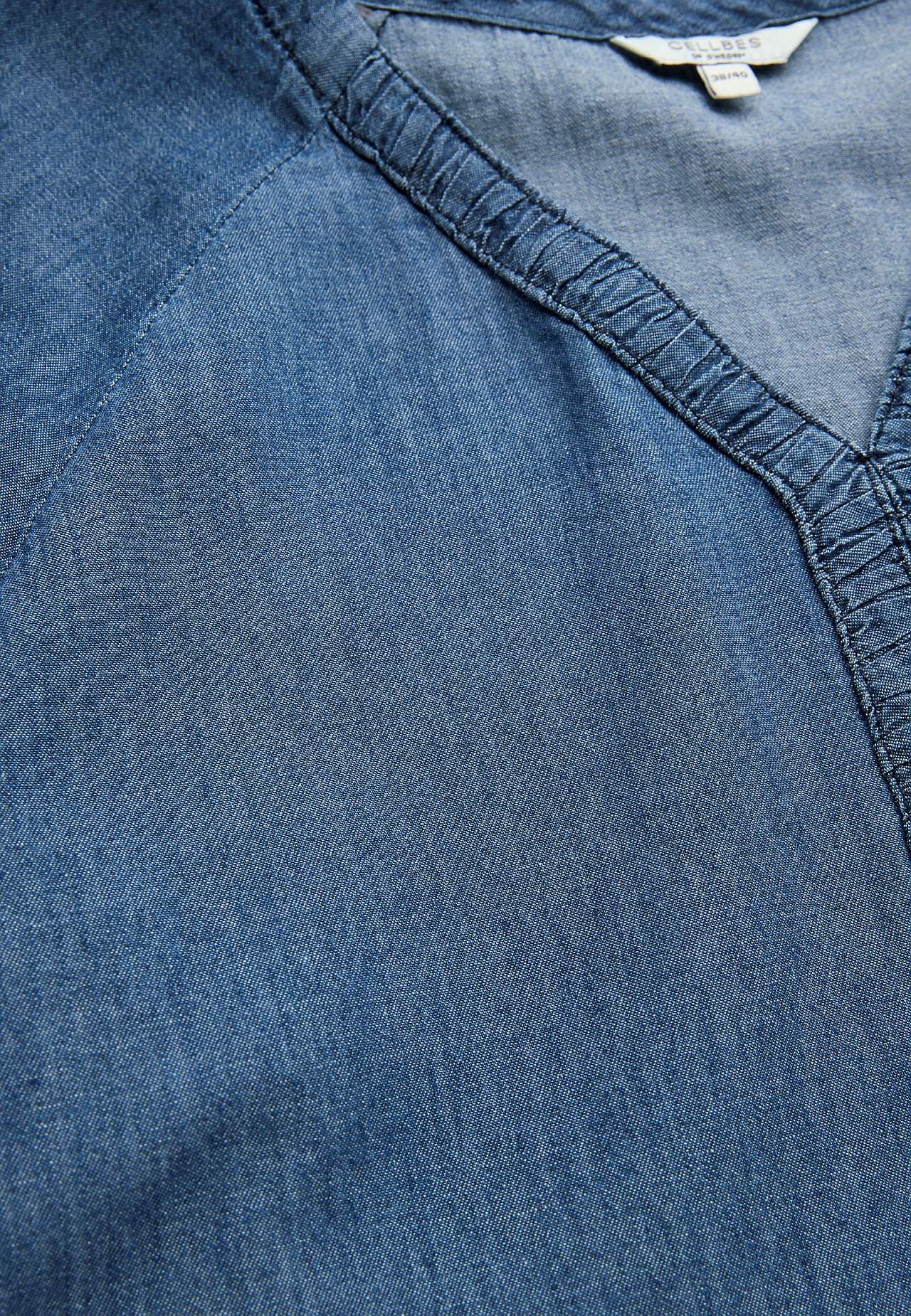 Kurzes Jeanskleid mit Puffärmeln