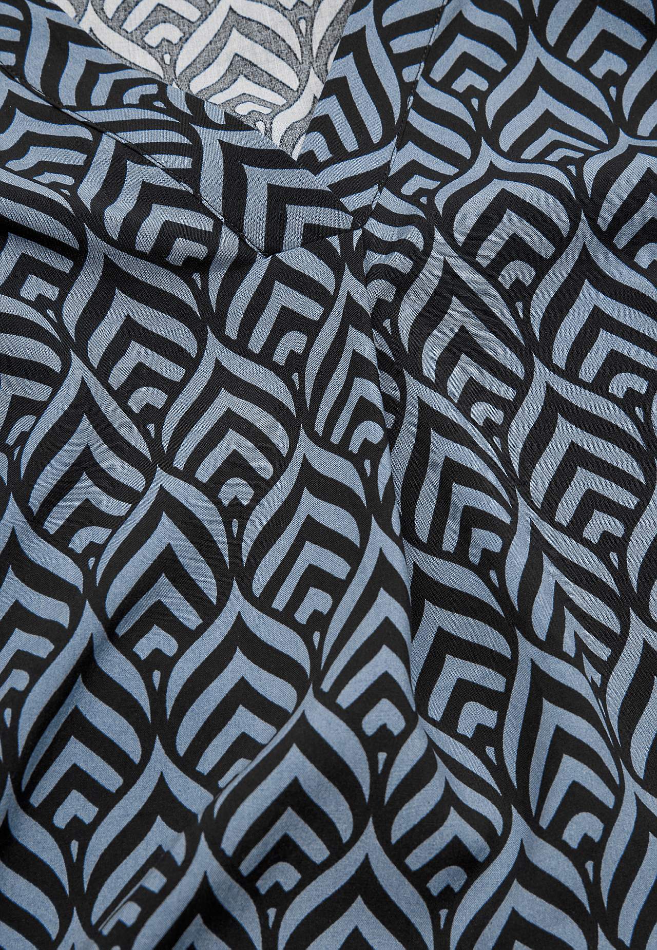 Gewebte Bluse mit einem V-Ausschnitt