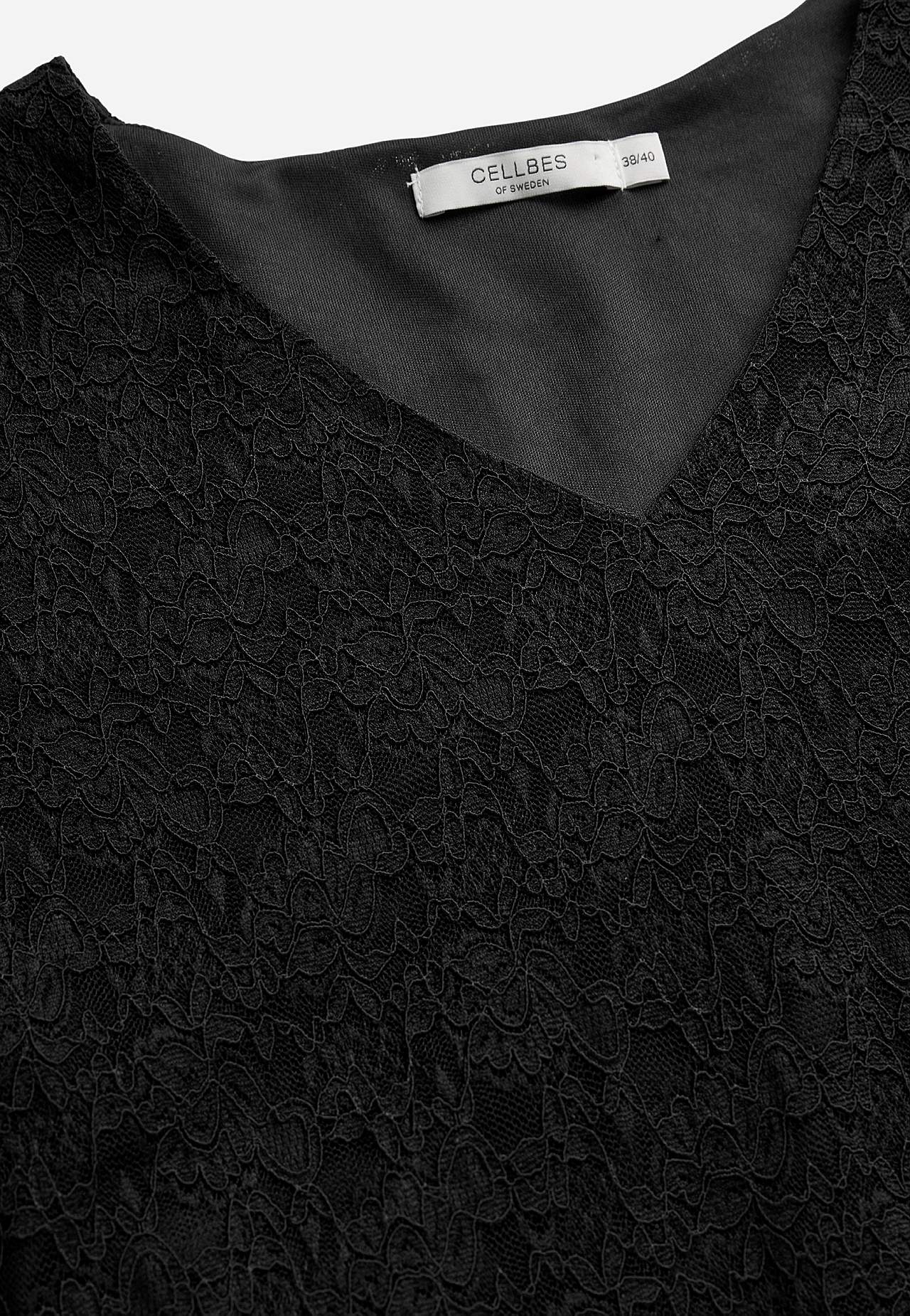 Spitzenkleid mit einem V-Ausschnitt