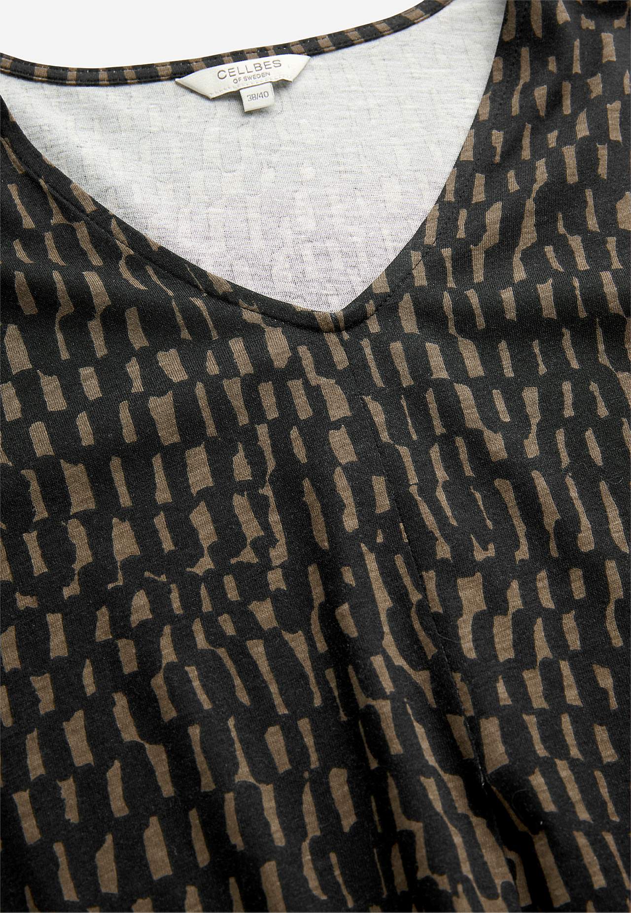 Jerseykleid mit einem V-Ausschnitt