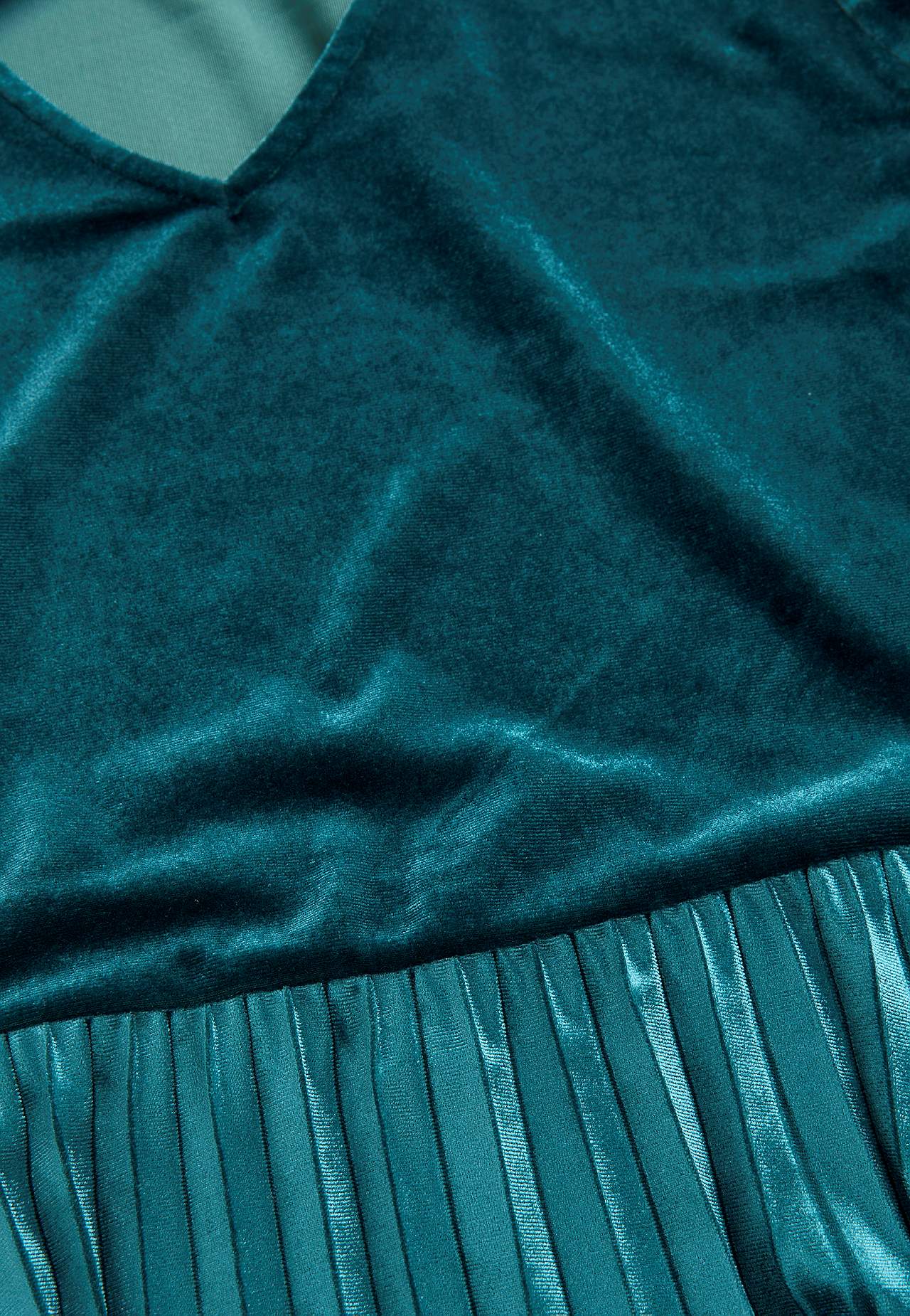 Plissiertes Samtkleid mit Dreiviertelärmel