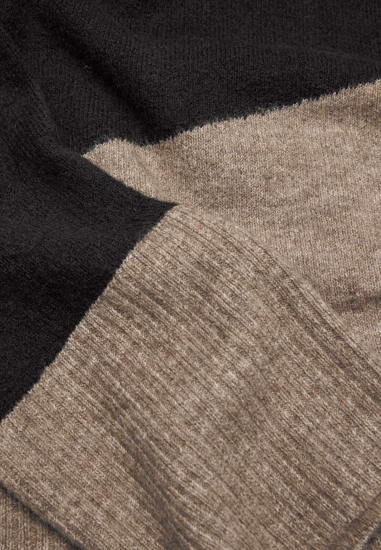 Gestrickter Pullover mit Rundhals