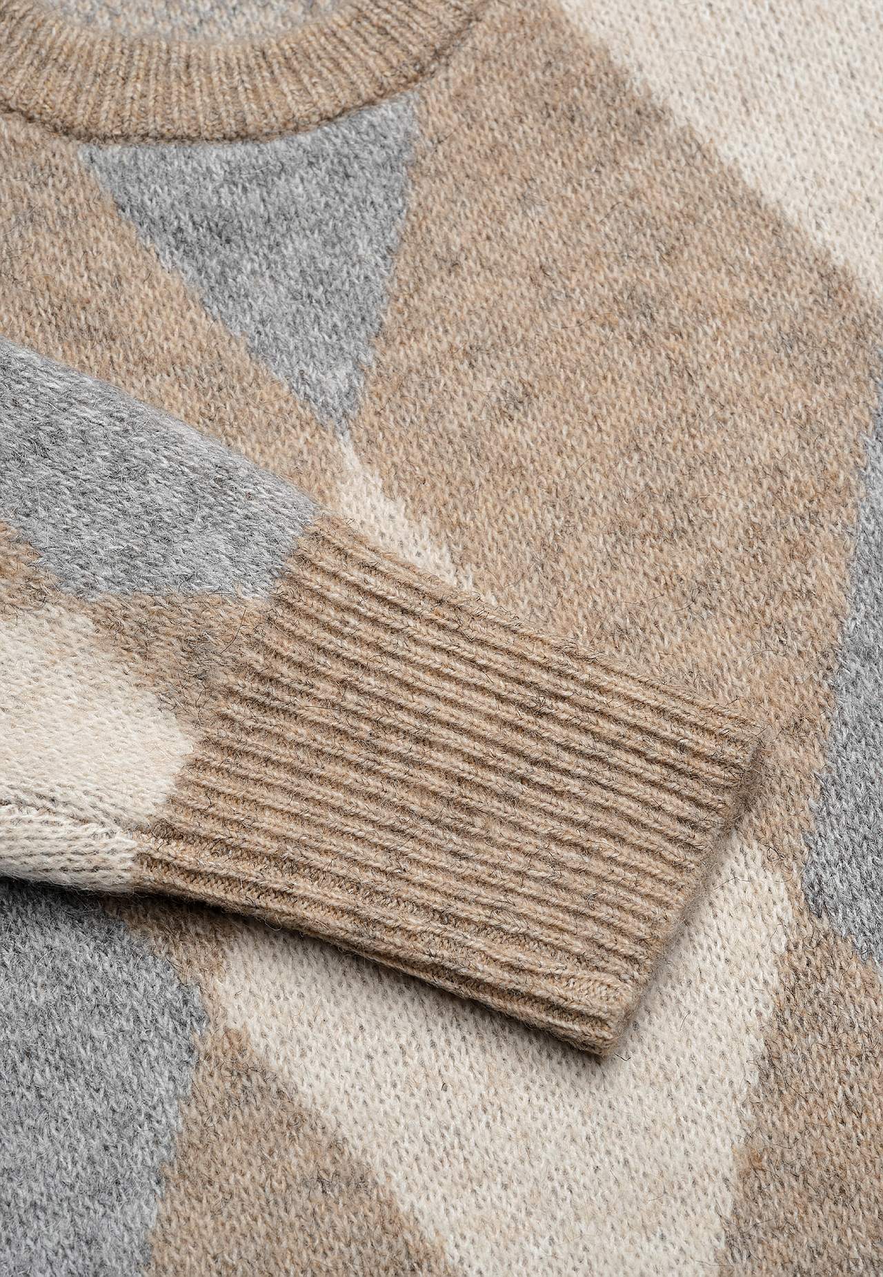 Gestrickte Tunika mit Schlitzen