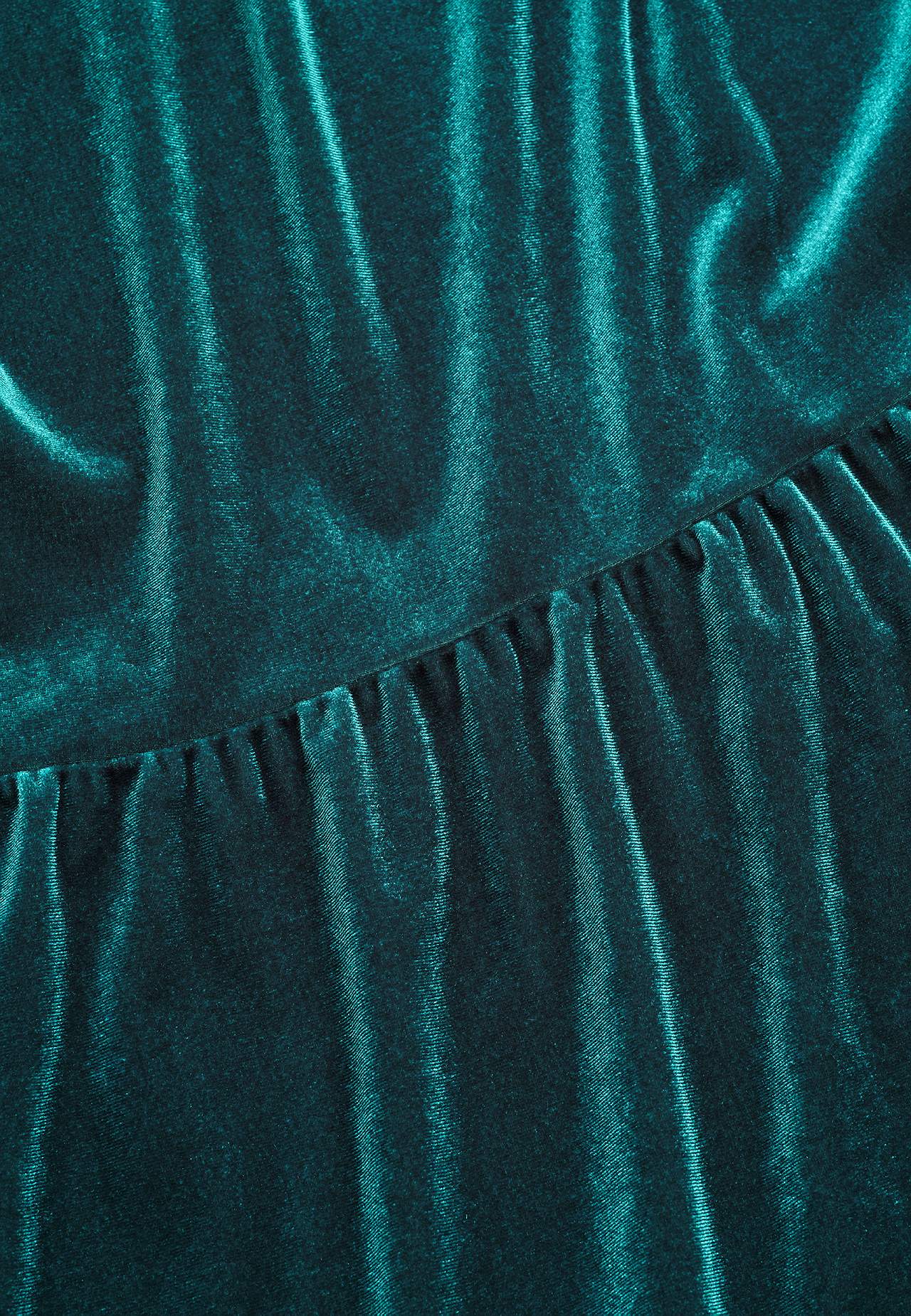 Samtkleid mit Volants