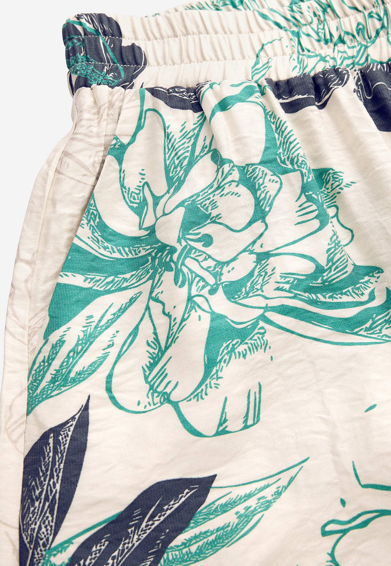 Blumiger Rock mit Taschen