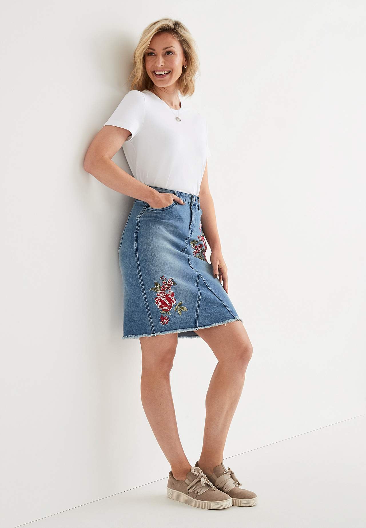 Jeansrock mit Stickereien